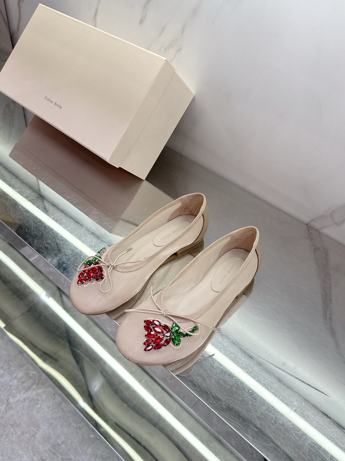 NO:227289,Simone Rocha 25 spring and summer new mesh ballet shoes different ballet shoes, the weird ballet girl style is really fairy, interpreting romantic mesh fabrics, sheepskin lining, Italian imported leather soles, size 35-39# (40# customized without return), ballet shoes, sheepskin, Leather soles19860909Simone Rocha 25春夏新款网纱芭蕾舞鞋不一样的芭蕾鞋,鬼马的芭蕾少女风真的是太仙♀了,以独特的风格演绎浪漫对版网纱面料,羊皮内里,意大利进口真皮大底,码数35-39#（40#订做不退换）,芭蕾舞鞋,sheepskin,Leather soles,Women's Shoes