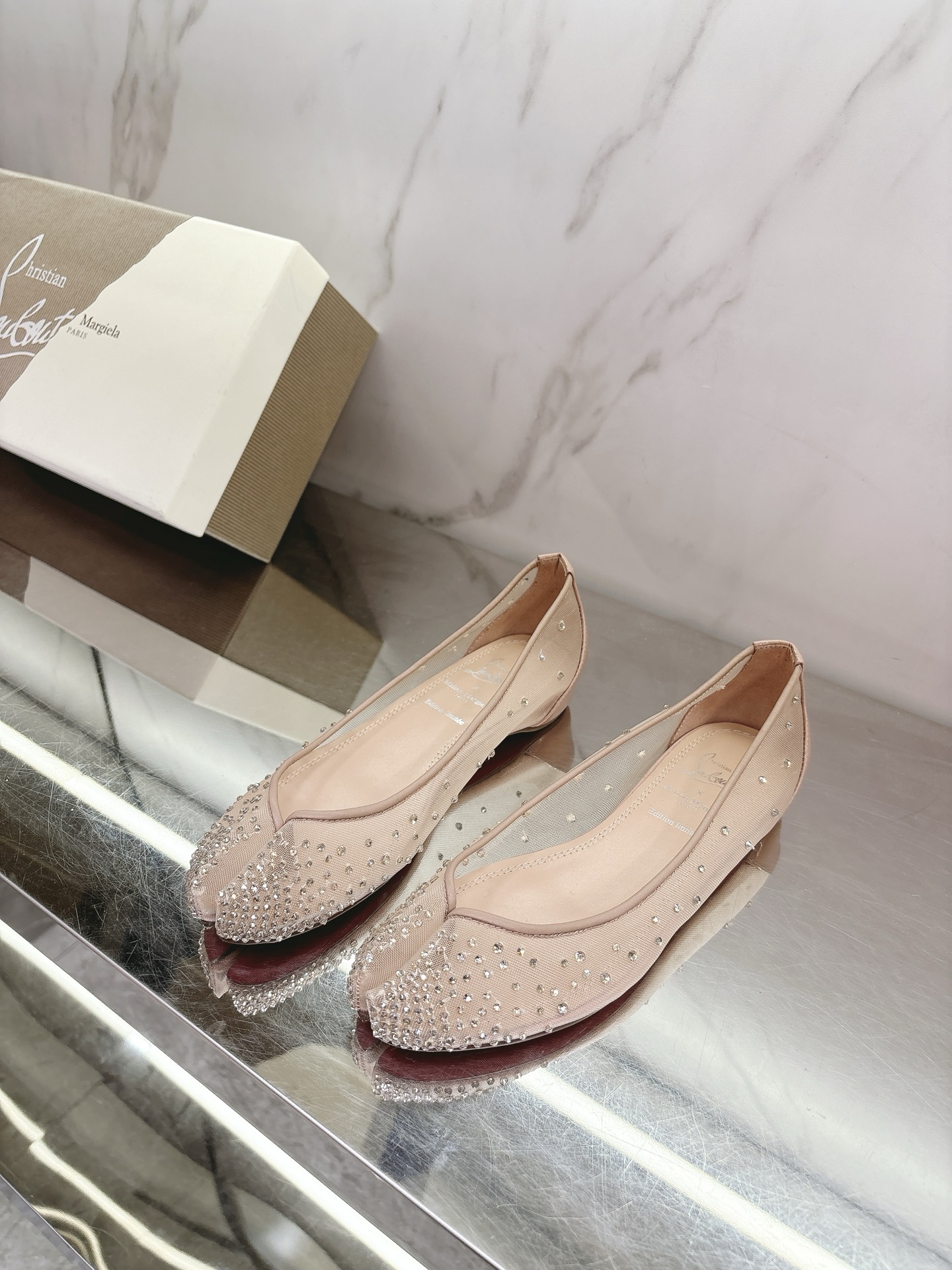 NO:259339,MaisonMargiel* x ChristianLouboutin 2025 early spring limited co-branded model beautiful Tabi red sole Tabi extreme temptation A touch of red and deconstructive Margiela collision, love the whole version of mesh shiny diamond fabric, sheepskin footbed, Italian imported leather sole, size 35-39# (40# customized non-return and exchange), split-toe shoes, masion margiela, sheepskin, Leather soles19860909MaisonMargiel* x ChristianLouboutin 2025早春限量联名款绝美Tabi马吉拉红底Tabi极致诱惑一抹红与解构主义Margiela碰撞一整个爱住了对版网纱施华钻面料,羊皮垫脚,意大利进口真皮大底,码数35-39#（40#订做不退换）,分趾鞋,masion margiela,sheepskin,Leather soles,Women's Shoes