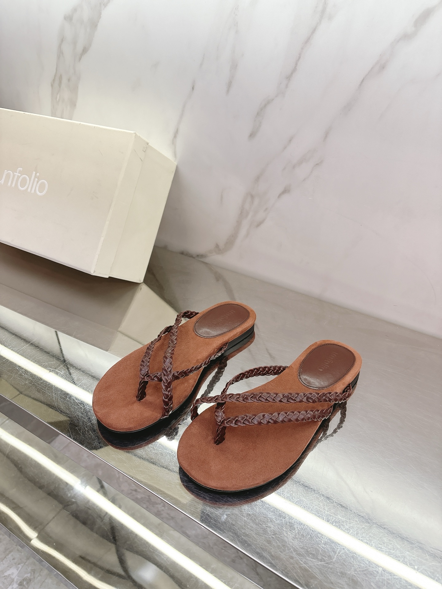 NO:259337,unfolio Spring and summer new clip-toe slippers summer is here, how can fashionable little guys not have this most in-depth fashion item this summer? Original 1:1 customized high-density velvet/cowhide fabric, sheepskin lining, Italian imported leather sole, size 35-39# (40# can be customized without return) Braided style black/red, split-toe shoes, slippers, cowhide, sheepskin, Leather soles19860909unfolio 春夏新款夹趾拖鞋夏天已经来啦,时髦的小主们怎么能没有这个今夏最in的时尚单品加特呢原版1:1订制高密度丝绒/牛皮面料,羊皮内里,意大利进口真皮大底,尺码35-39#（40#可订做不退换） 编织款 黑/红色,分趾鞋,slippers,cowhide,sheepskin,Leather soles,Women's Shoes