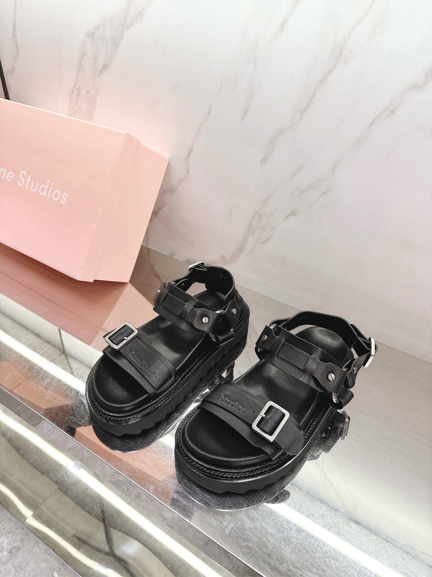 NO:259341,Acne Studios 2025 spring and summer new sandals The most fashionable sandals of the year, cool and cool style, let you easily make a cool Acne girl's pair of cowhide fabric, sheepskin inner lining, private mold rubber wear-resistant and non-slip sole, size 35-39# (40# custom made without return or exchange), sandals, acne studios, dior, sandals, cowhide, sheepskin19860909Acne Studios 2025春夏新款凉鞋年度zui潮的凉鞋又酷又飒的风格,让你轻松做个酷酷的Acne女孩对版牛皮面料,羊皮内里,私模橡胶耐磨防滑大底,码数35-39#（40#订做不退换）,凉鞋,acne studios,dior,sandals,cowhide,sheepskin,Women's Shoes