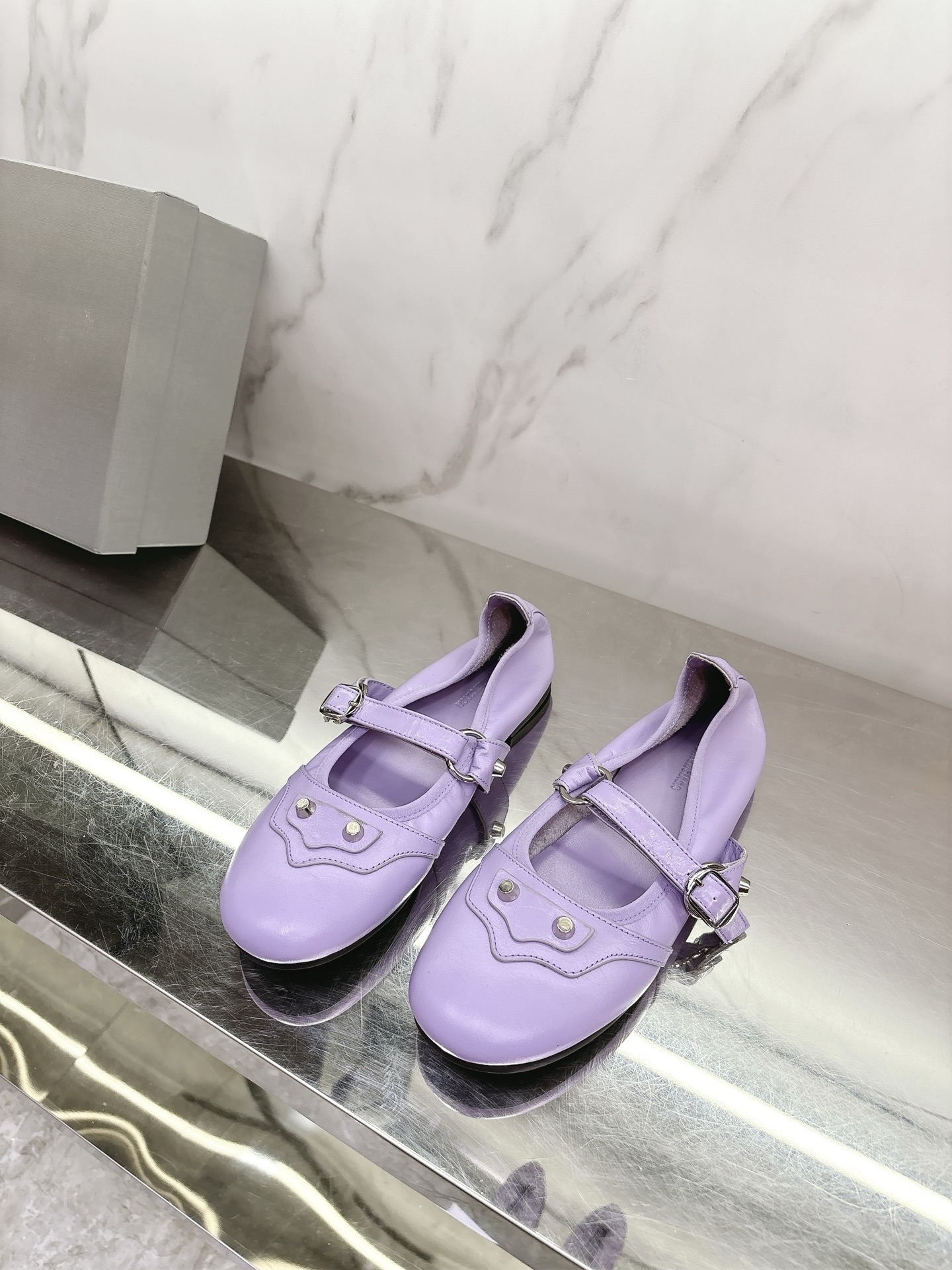 NO:259343,Balenciag* Spring and summer new Mary Jane leather shoes. What slippers are good to wear in summer? Recommend a beautiful and fashionable Mary Jane versatile casual, with a comfortable and eye-closing z:1 customized cowhide fabric, sheepskin lining, Italian imported genuine leather sole, size 35-39# (40.41# customized non-return and exchange), leather shoes, balenciaga, mary jane, slippers, cowhide, sheepskin, Leather soles19860909Balenciag*春夏新款玛丽珍皮鞋 夏天穿什么拖鞋好呢给大家推荐一款好看又时髦的玛丽珍百搭休闲,主打一个舒服闭眼入z:1订制牛皮面料,羊皮内里,意大利进口真皮大底,码数35-39#（40 .41#订做不退换）,皮鞋,balenciaga,mary jane,slippers,cowhide,sheepskin,Leather soles,Women's Shoes