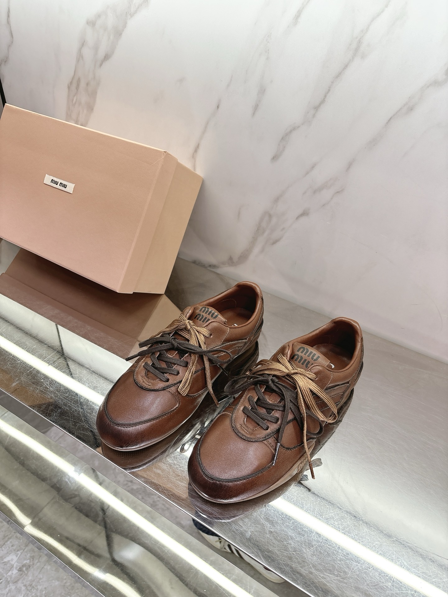 NO:259345,Miu Mi*2025 new sneakers have a low-key and simple design that has unlimited versatility. Any outfit can look so natural, fresh and sexy with a pair of white shoes. Whoever wears the beautiful white shoes? If you are also a fan of Miumiu, how can you miss a pair of textured white shoes with cowhide fabric, sheepskin inner lining, private mold anti-slip rubber sole, size 35-39# (for women's 40.41# customized, no return or exchange), casual shoes/sports shoes, miumiu, sneakers, cowhide, sheepskin19860909miu mi*2025新款运动鞋低调简约的设计拥有了不受限的百搭,任何穿搭配上一双白鞋都能显得那样的自然清新不遗余力的率性感,谁穿谁好看的小白鞋,倘若你也是miumiu的粉丝,那么又怎能少一双质感白鞋对版牛皮绒面料,羊皮内里,私模防滑橡胶大底,尺码35-39#（女款40.41#订做不退换）,休闲鞋/运动鞋,miumiu,sneakers,cowhide,sheepskin,Women's Shoes