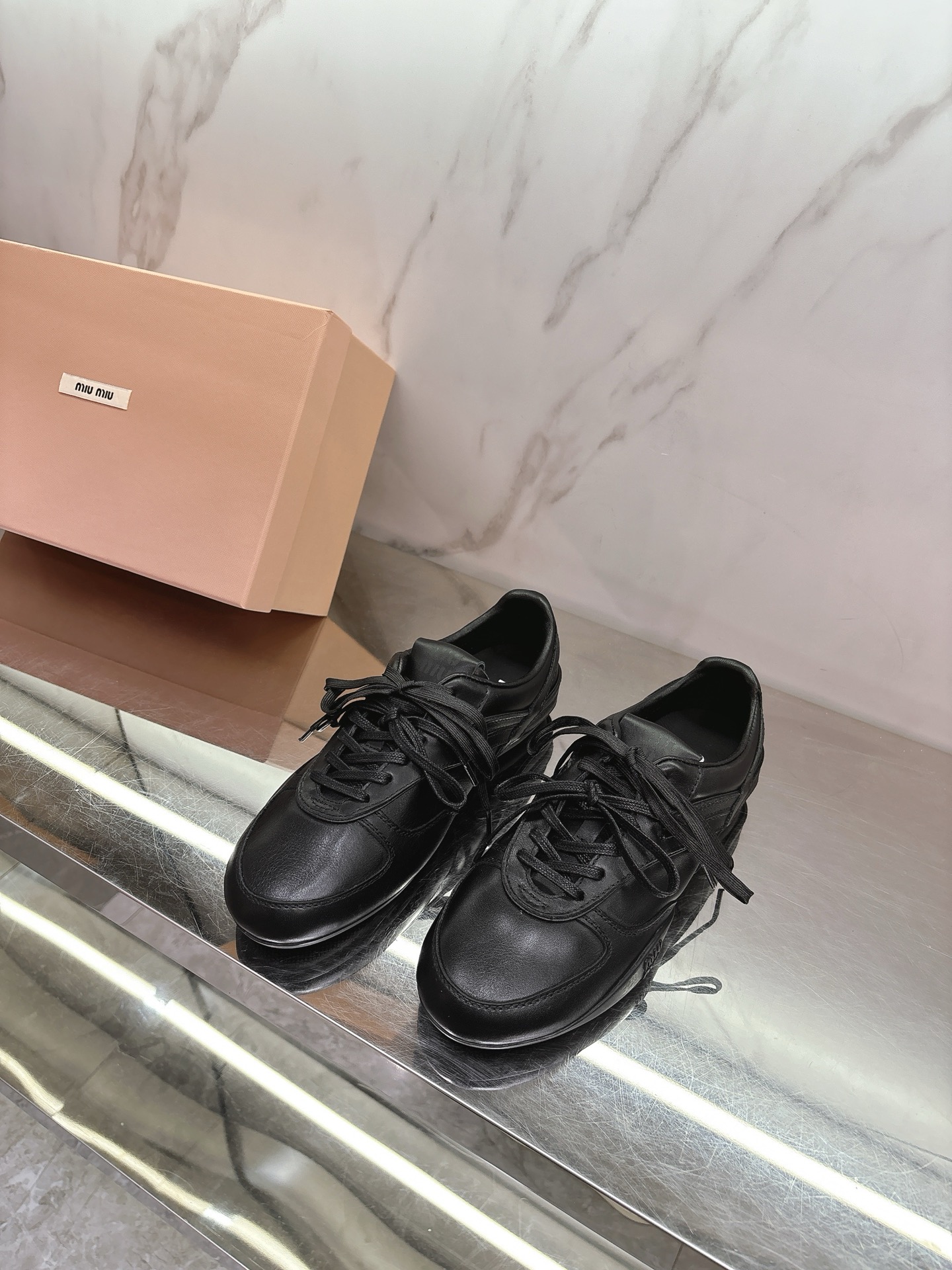 NO:259346,miu mi* The low-key and simple design of the new sneakers in 2025 has unlimited versatility. Any outfit can look so natural, fresh and sexy with a pair of white shoes. Whoever wears the beautiful white shoes? If you are also a fan of miumiu, how can you miss a pair of textured white shoes with cowhide fabric, sheepskin inner, private mold anti-slip rubber sole, size 35-39# (for women's 40.41# customized, no return or exchange), casual shoes/sports shoes, miumiu, sneakers, cowhide, sheepskin19860909miu mi* 2025新款运动鞋低调简约的设计拥有了不受限的百搭,任何穿搭配上一双白鞋都能显得那样的自然清新不遗余力的率性感,谁穿谁好看的小白鞋,倘若你也是miumiu的粉丝,那么又怎能少一双质感白鞋对版牛皮绒面料,羊皮内里,私模防滑橡胶大底,尺码35-39#（女款40.41#订做不退换）,休闲鞋/运动鞋,miumiu,sneakers,cowhide,sheepskin,Women's Shoes