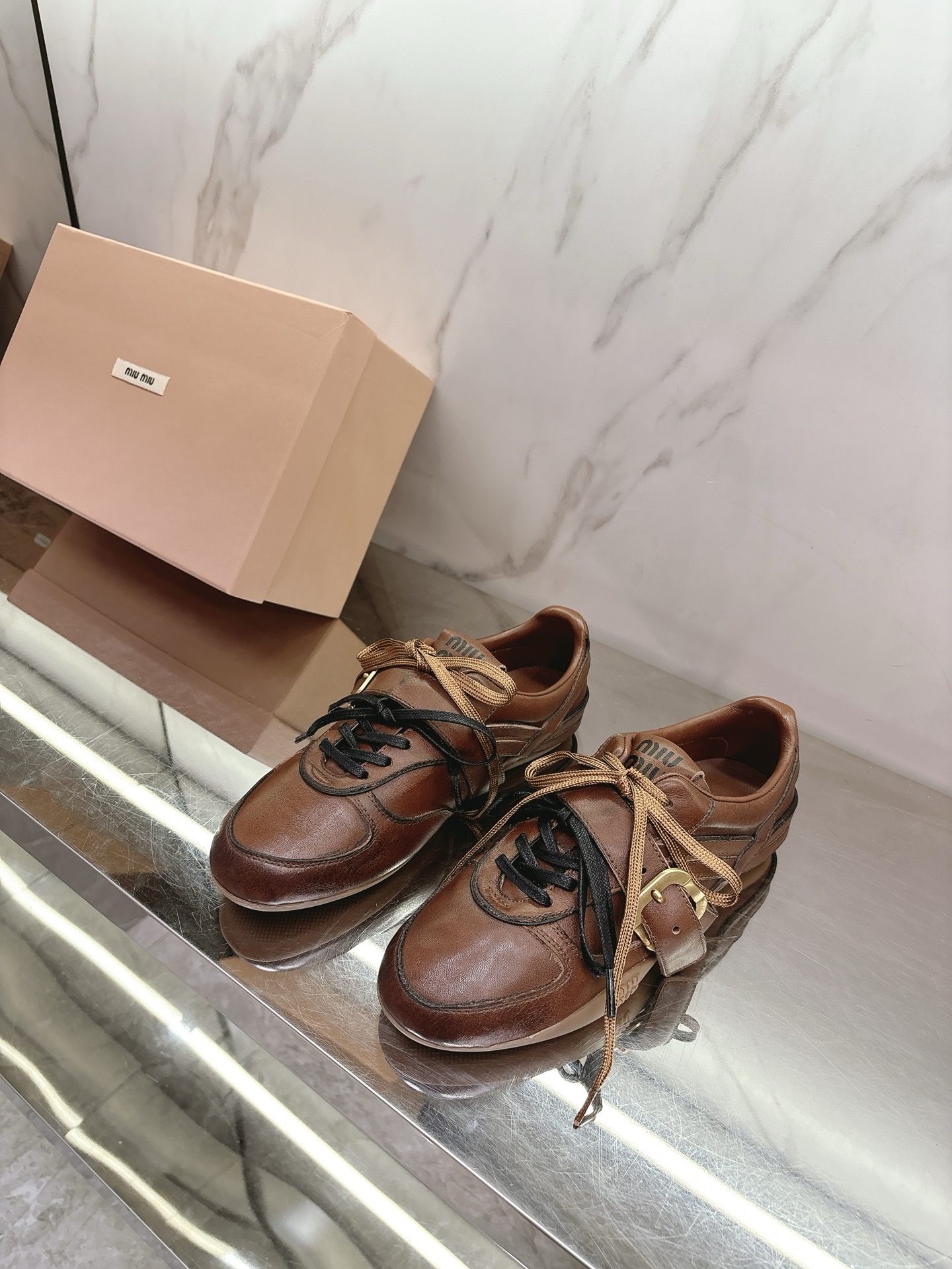 NO:259349,Miu Mi*2025 new sneakers have a low-key and simple design that has unlimited versatility. Any outfit can look so natural, fresh and sexy with a pair of white shoes. Whoever wears the beautiful white shoes? If you are also a fan of Miumiu, how can you miss a pair of textured white shoes with cowhide fabric, sheepskin inner lining, private mold anti-slip rubber sole, size 35-39# (for women's 40.41# customized, no return or exchange), casual shoes/sports shoes, miumiu, sneakers, cowhide, sheepskin19860909miu mi*2025新款运动鞋低调简约的设计拥有了不受限的百搭,任何穿搭配上一双白鞋都能显得那样的自然清新不遗余力的率性感,谁穿谁好看的小白鞋,倘若你也是miumiu的粉丝,那么又怎能少一双质感白鞋对版牛皮绒面料,羊皮内里,私模防滑橡胶大底,尺码35-39#（女款40.41#订做不退换）,休闲鞋/运动鞋,miumiu,sneakers,cowhide,sheepskin,Women's Shoes