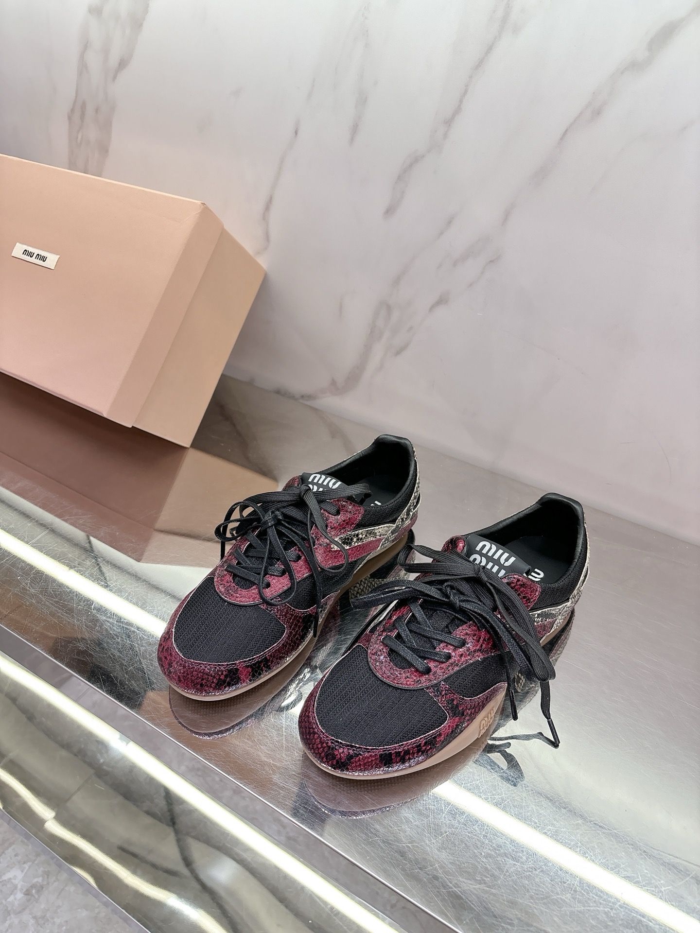 NO:259351,Miu Mi*2025 new sneakers have a low-key and simple design that has unlimited versatility. Any outfit can look so natural, fresh and sexy with a pair of white shoes. Whoever wears the beautiful white shoes? If you are also a fan of Miumiu, how can you miss a pair of textured white shoes with cowhide fabric, sheepskin inner lining, private mold anti-slip rubber sole, size 35-39# (for women's 40.41# customized, no return or exchange), casual shoes/sports shoes, miumiu, sneakers, cowhide, sheepskin19860909miu mi*2025新款运动鞋低调简约的设计拥有了不受限的百搭,任何穿搭配上一双白鞋都能显得那样的自然清新不遗余力的率性感,谁穿谁好看的小白鞋,倘若你也是miumiu的粉丝,那么又怎能少一双质感白鞋对版牛皮绒面料,羊皮内里,私模防滑橡胶大底,尺码35-39#（女款40.41#订做不退换）,休闲鞋/运动鞋,miumiu,sneakers,cowhide,sheepskin,Women's Shoes