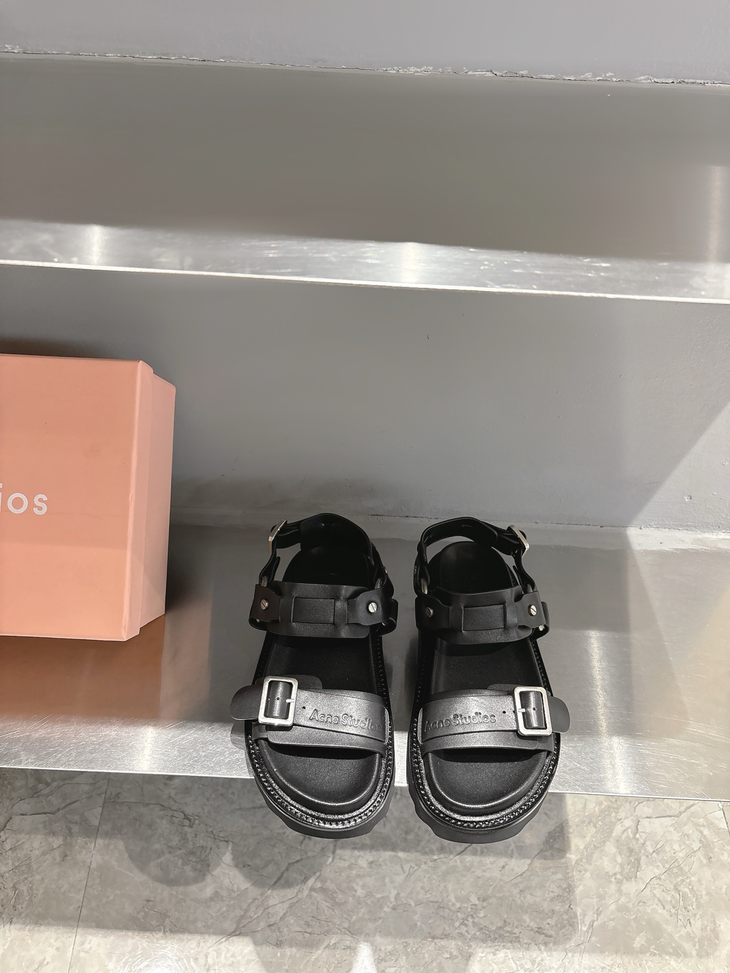 NO:264368,Acne Studios sandals are amazing!  The black model is cool and handsome, the multi-buckle design is A and cool, and the thick bottom increases fashion. It is paired with shorts or work pants to instantly turn into a cool street cover. The off-white crocodile pattern style is full of texture, simple and exquisite, and everyday matching is full!  Cowhide upper, private molded foamed sole, size 35-40 (40 custom made, no return, sandals, acne studios, dior, sandals, shorts, cowhide19860909Acne Studios 这款凉鞋太绝啦！ 黑色款,酷帅感十足,多扣带设计又A又飒,厚底增加了时尚度,搭配短裤或工装裤,秒变街头酷盖. 米白色鳄鱼纹款,质感满满,简约中带着精致,日常搭配满分！ 鞋面牛皮 大底私家开模发泡大底 码数35-40（40定制不退换,凉鞋,acne studios,dior,sandals,shorts,cowhide,Women's Shoes