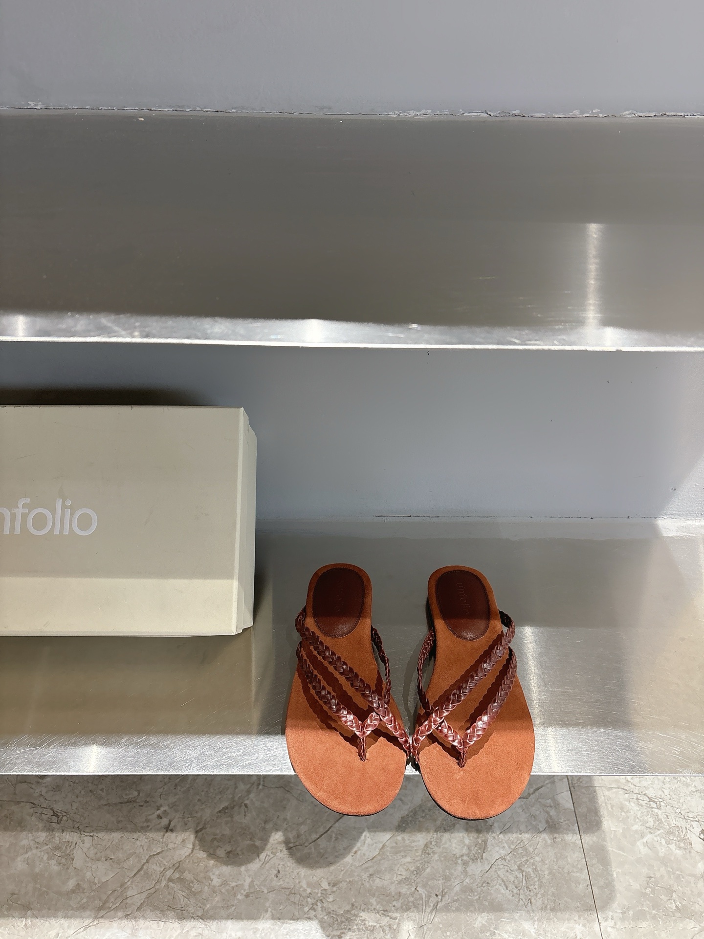 NO:257958,unfolio 25ss new spring and summer woven slippers The long-lost minimalist beauty in the fashion industry Classic fashion color scheme The effortless elegance is coming Fashionable Delicate Beauty Fabric Original linen Neil Sheepskin Outsole genuine leather sole Size: 35-40 (40 Custom made non-return) Black/red Weaving, split-toe shoes, slippers, sheepskin19860909unfolio 25ss 春夏新款编织拖鞋 时尚界久违的极简之美 经典时尚配色 毫不费力的优雅风来袭 时髦 精致 绝美 面料原版麻布 内里羊皮内里 大底真皮鞋底 码数:35-40（40 订做不退换） 黑色/红色 编织,分趾鞋,slippers,sheepskin,Women's Shoes