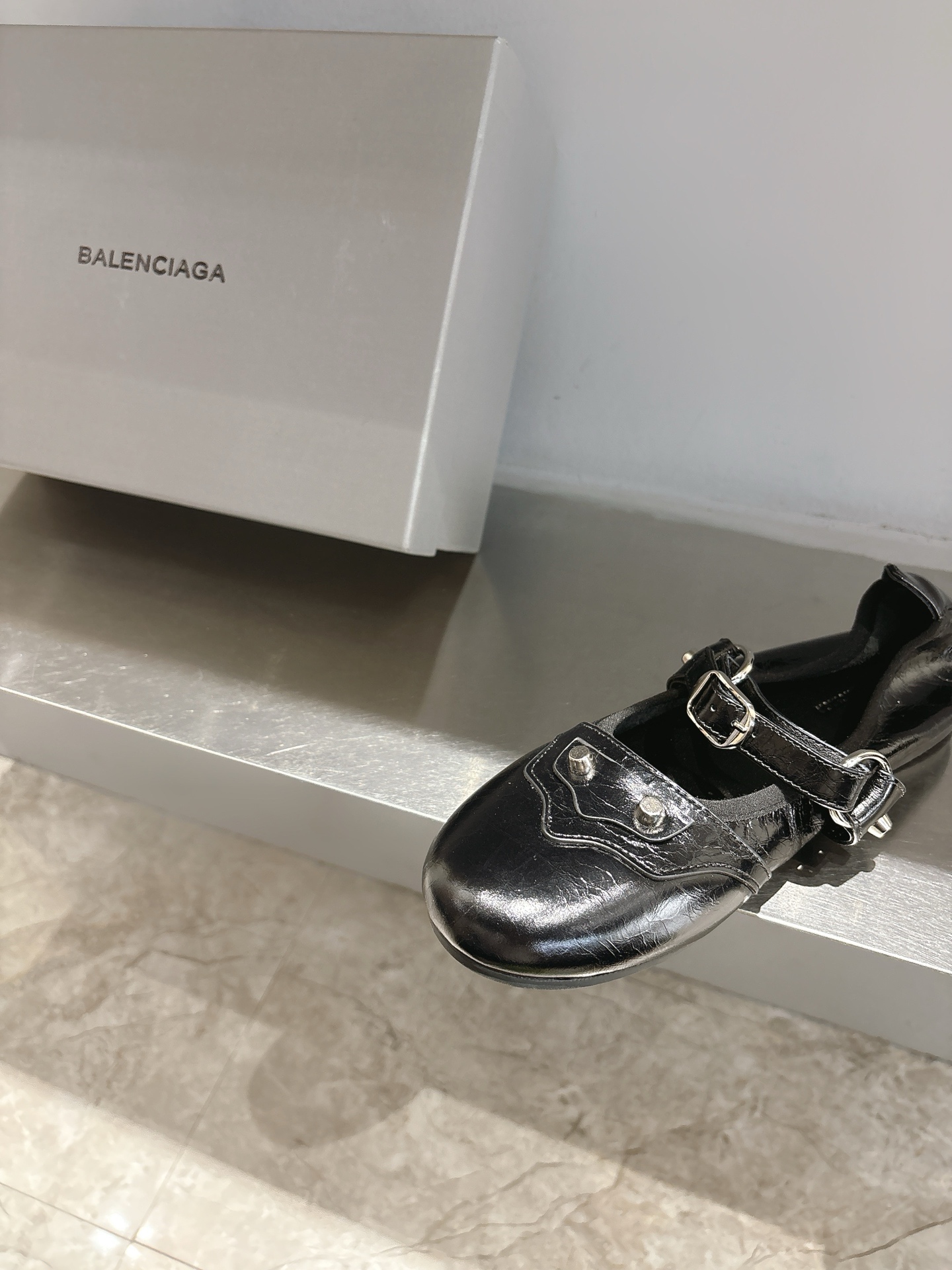 Balenciaga Summer 2025: New Metal Strangling Mary Jane Ballet Shoes with Cagole Sandals. - 图片 7