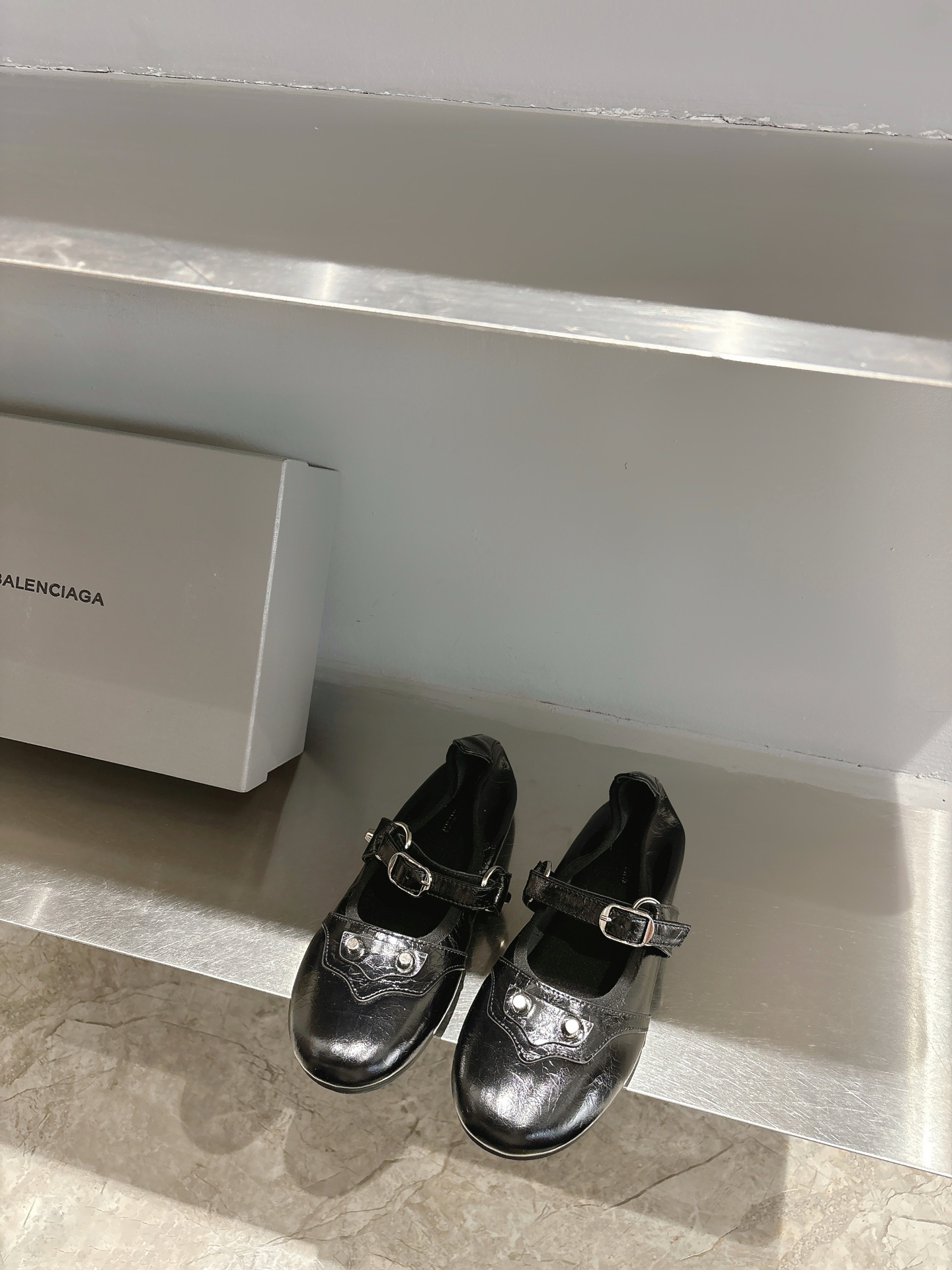 Balenciaga Summer 2025: New Metal Strangling Mary Jane Ballet Shoes with Cagole Sandals. - 图片 5