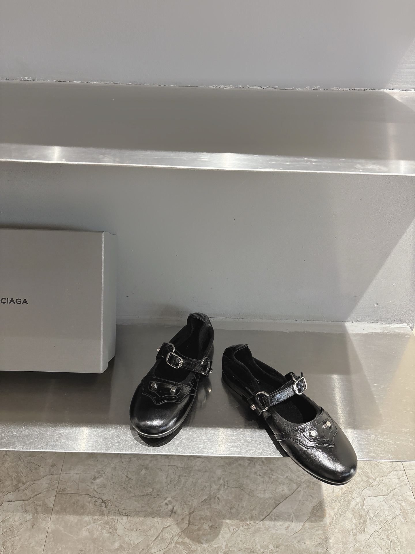Balenciaga Summer 2025: New Metal Strangling Mary Jane Ballet Shoes with Cagole Sandals. - 图片 3