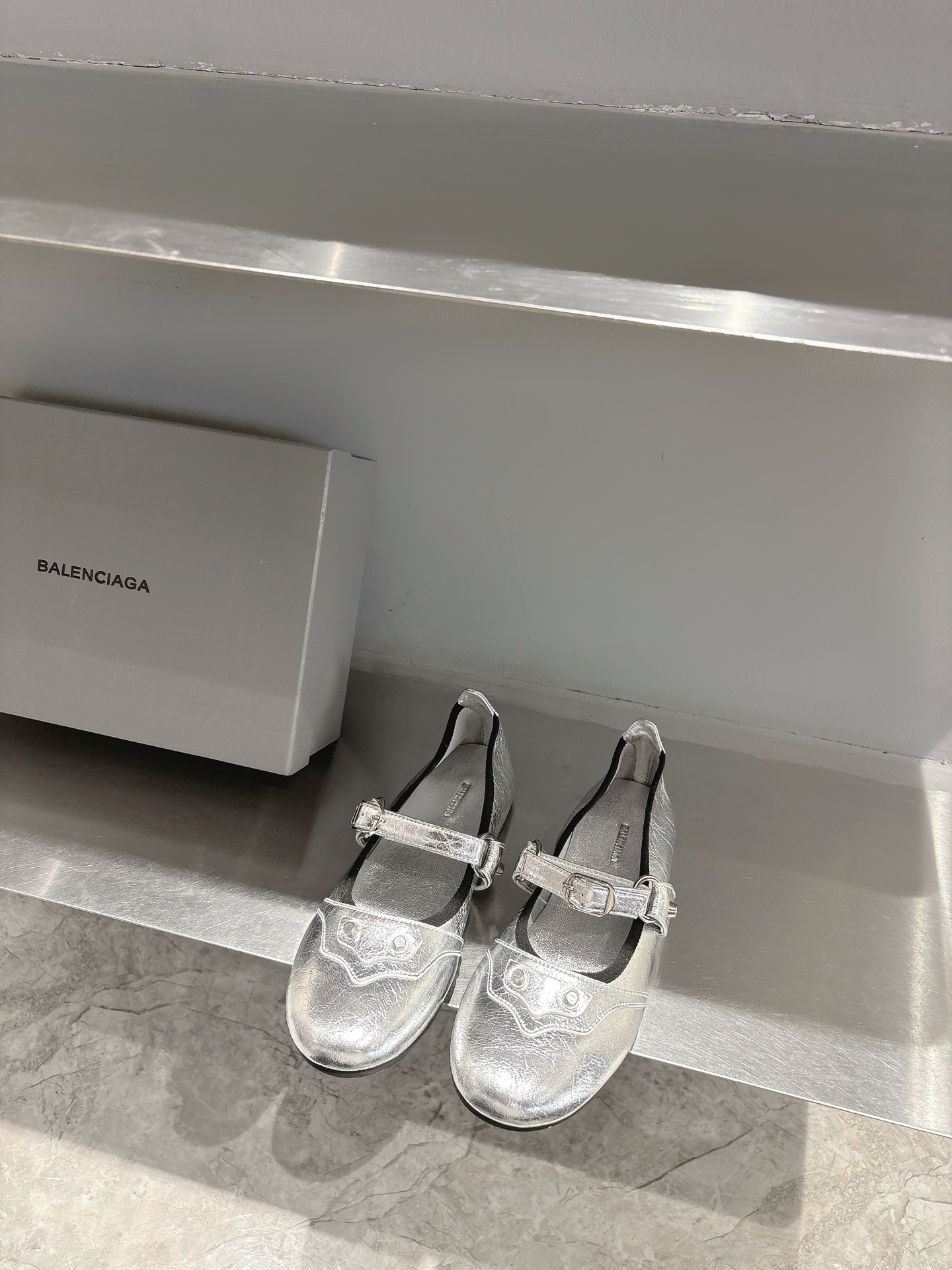 Balenciaga Summer 2025 Metal Strangling Mary Jane Ballet Shoes: Punk Street Style! - 图片 5