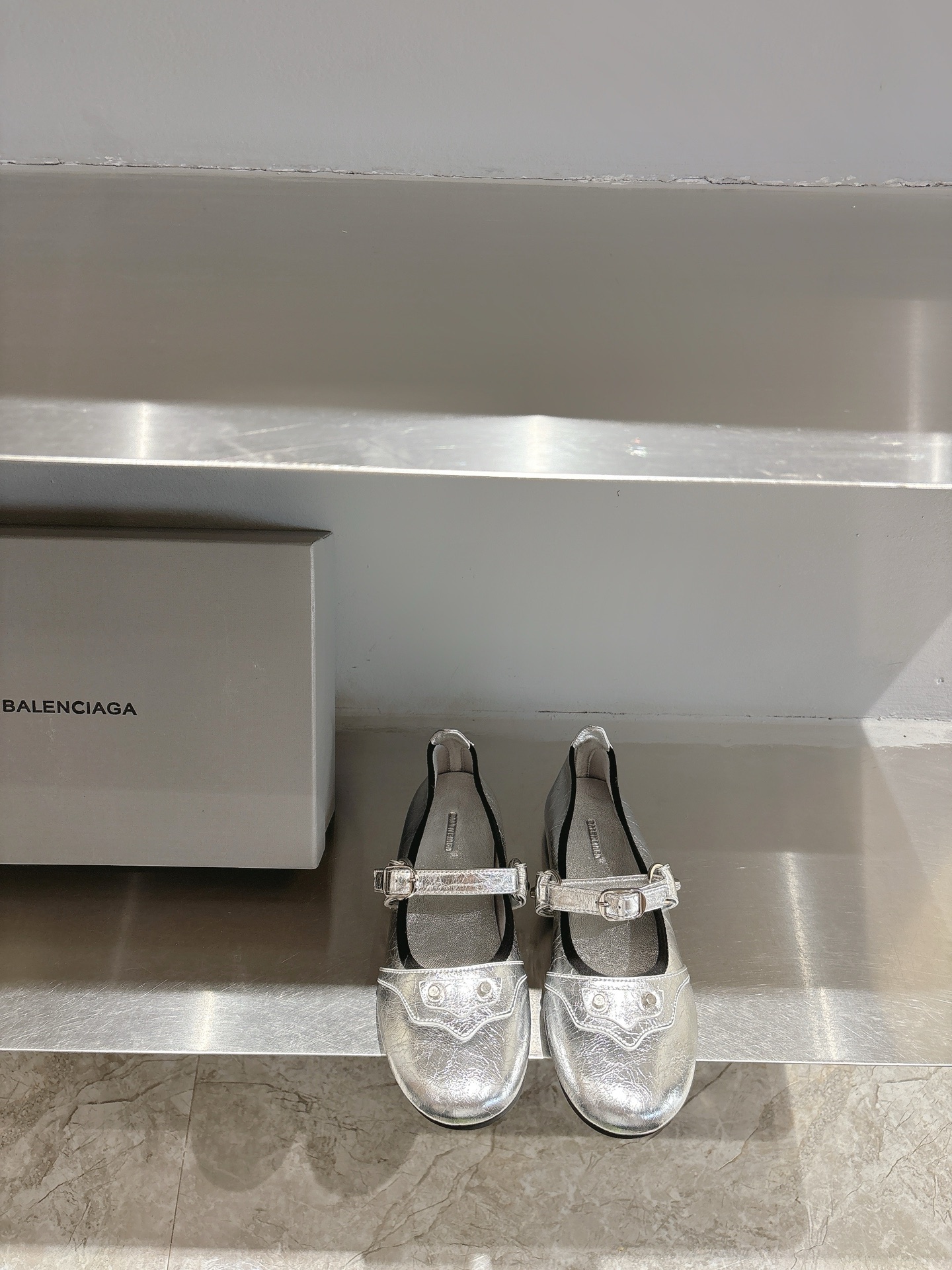 NO:257966,BALENCIAG@ 2025 Spring and Summer New Metal Rivet Round-toe Mary Jane Flat Ballerina Shoes Single Shoes!  This pair of CAGOLE sandals has the rivets on the lady slippers and it is super punk on the street. It’s so unique. INS hot product. The original version is purchased and opened with a model!  The upper is made of original custom-made oil wax cowhide, inner foot padded sheepskin, original open molded rubber sole, fully hand-locked metal rivets, all materials are consistent with the original craftsmanship, and full of texture!  Number of sizes: 35-40 (40 custom made without return), ballet shoes Mary Jane, balenciaga, sandals, mary jane, slippers, cowhide, sheepskin19860909BALENCIAG@ 2025春夏新款金属铆钉圆头玛丽珍平底芭蕾舞鞋单鞋！这双CAGOLE凉鞋鞋型是淑女拖鞋上面的铆钉又超级朋克街头简直太别致了 INS爆款 原版购入开模！ 鞋面采用原版订做油蜡牛皮 内里垫脚羊皮 原版开模橡胶大底 全手工锁金属铆钉打造 所有的材质与工艺原版一致 质感满满！ 码数:35-40（40 订做不退换）,芭蕾舞鞋玛丽珍,balenciaga,sandals,mary jane,slippers,cowhide,sheepskin,Women's Shoes