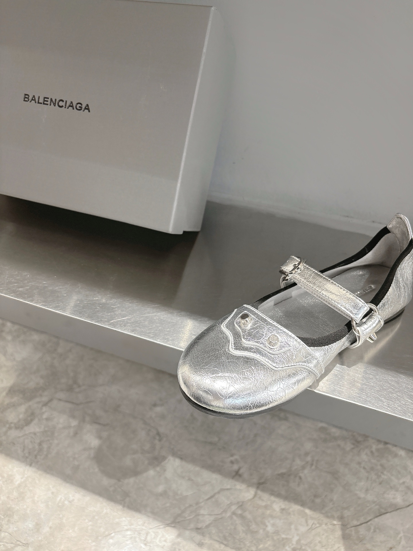 Balenciaga Summer 2025 Metal Strangling Mary Jane Ballet Shoes: Punk Street Style! - 图片 7
