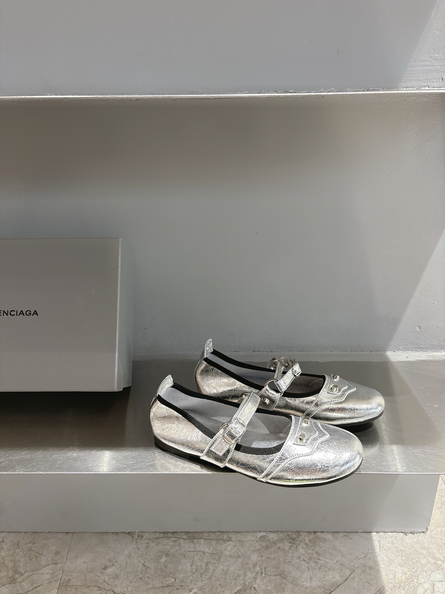 Balenciaga Summer 2025 Metal Strangling Mary Jane Ballet Shoes: Punk Street Style! - 图片 2