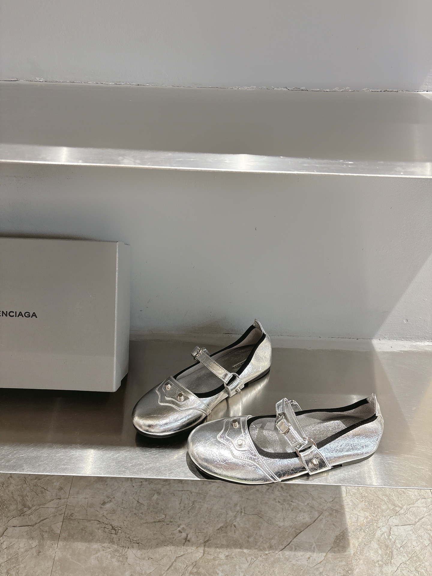 Balenciaga Summer 2025 Metal Strangling Mary Jane Ballet Shoes: Punk Street Style! - 图片 4