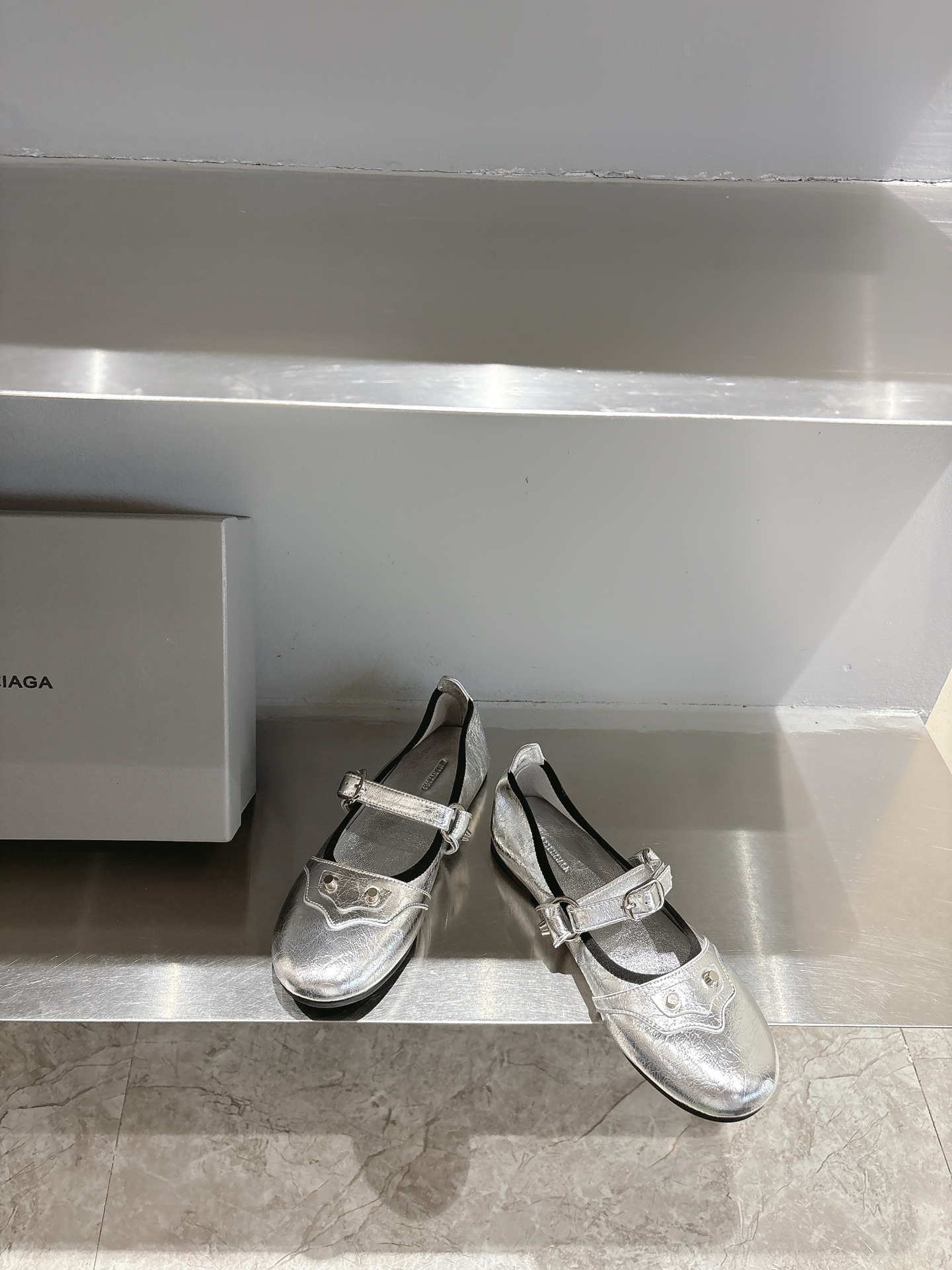 Balenciaga Summer 2025 Metal Strangling Mary Jane Ballet Shoes: Punk Street Style! - 图片 3