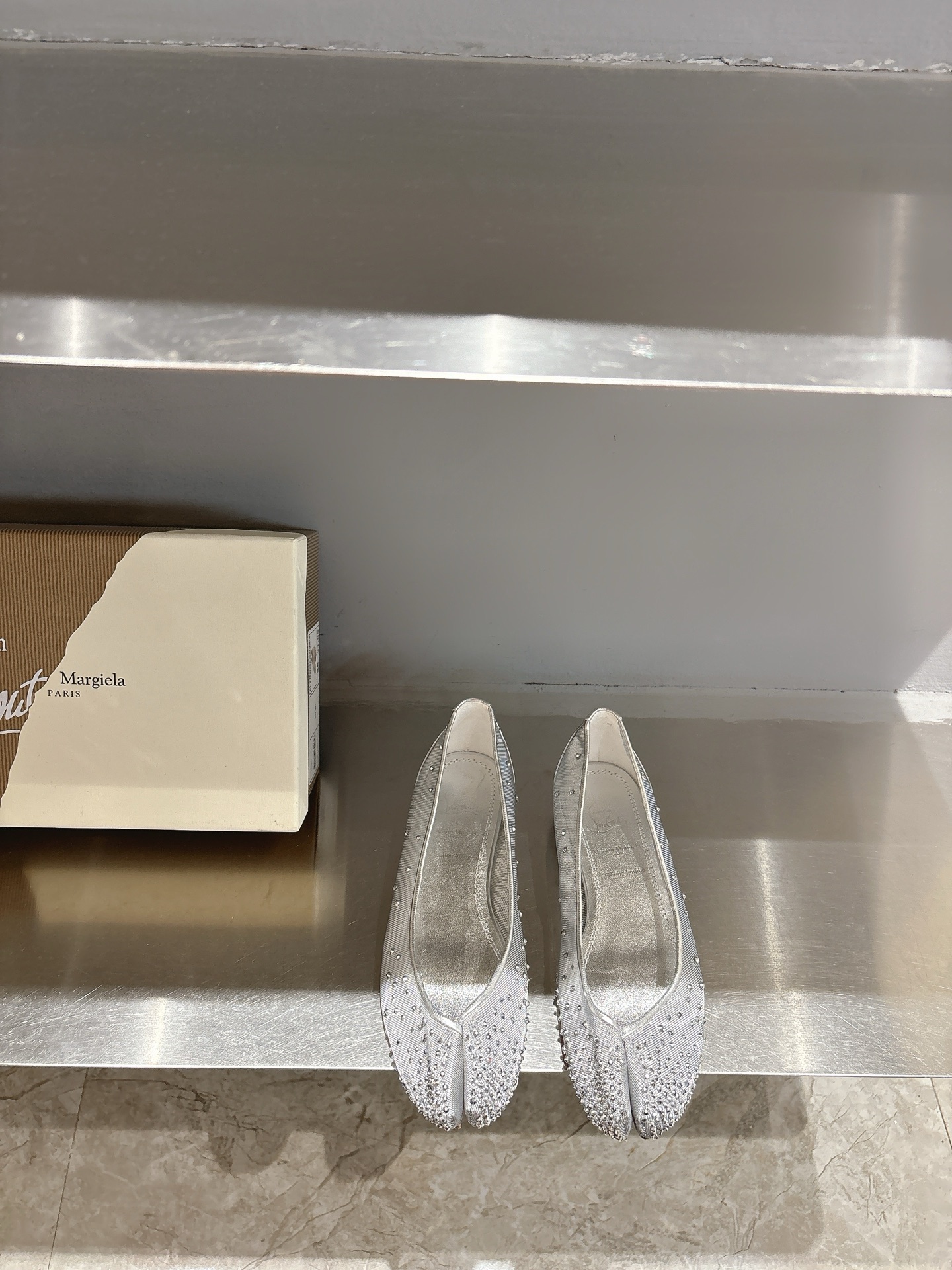 NO:257969,CL x Maison margiel* 25SS split toe flat shoes, upper mesh hot diamond, footbed sheepskin, original open molded sole, size 35~41 (40.41 custom made without return), ballet shoes, Mary Jane, christian louboutin, mary jane, sheepskin19860909CL x Maison margiel* 25SS分趾平底单鞋 鞋面网纱烫钻 垫脚羊皮 大底原版开模大底 码数35~41码（40.41定制不退换）,芭蕾舞鞋玛丽珍,christian louboutin,mary jane,sheepskin,Women's Shoes