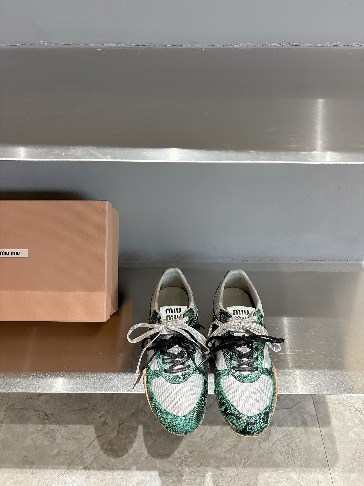 NO:257963,The Miu Miu show was exposed and very staying with Maillard color flat-fitting shoes, with a pair of shoelaces, a unique style, and very textured!  Very lightweight and versatile!  Fabric: Original custom cowhide Inner: Imported transparent mesh spliced ​​sheepskin sole: Original open molded beef tendon outsole size 35-40 snake-patterned cowhide cowhide cowhide 300, casual shoes/sports shoes, miumiu, sneakers, cowhide, sheepskin19860909miu miu秀场曝光、非常留行的美拉德配色平德训鞋,双鞋带设计、独特风格,非常有质感！上脚非常轻便 百搭！ 面料: 原版定制牛皮 内里: 进口透网布拼接羊皮里 鞋底: 原版开模牛筋大底 码数35-40 蛇纹皮 牛皮 牛皮扣300,休闲鞋/运动鞋,miumiu,sneakers,cowhide,sheepskin,Women's Shoes