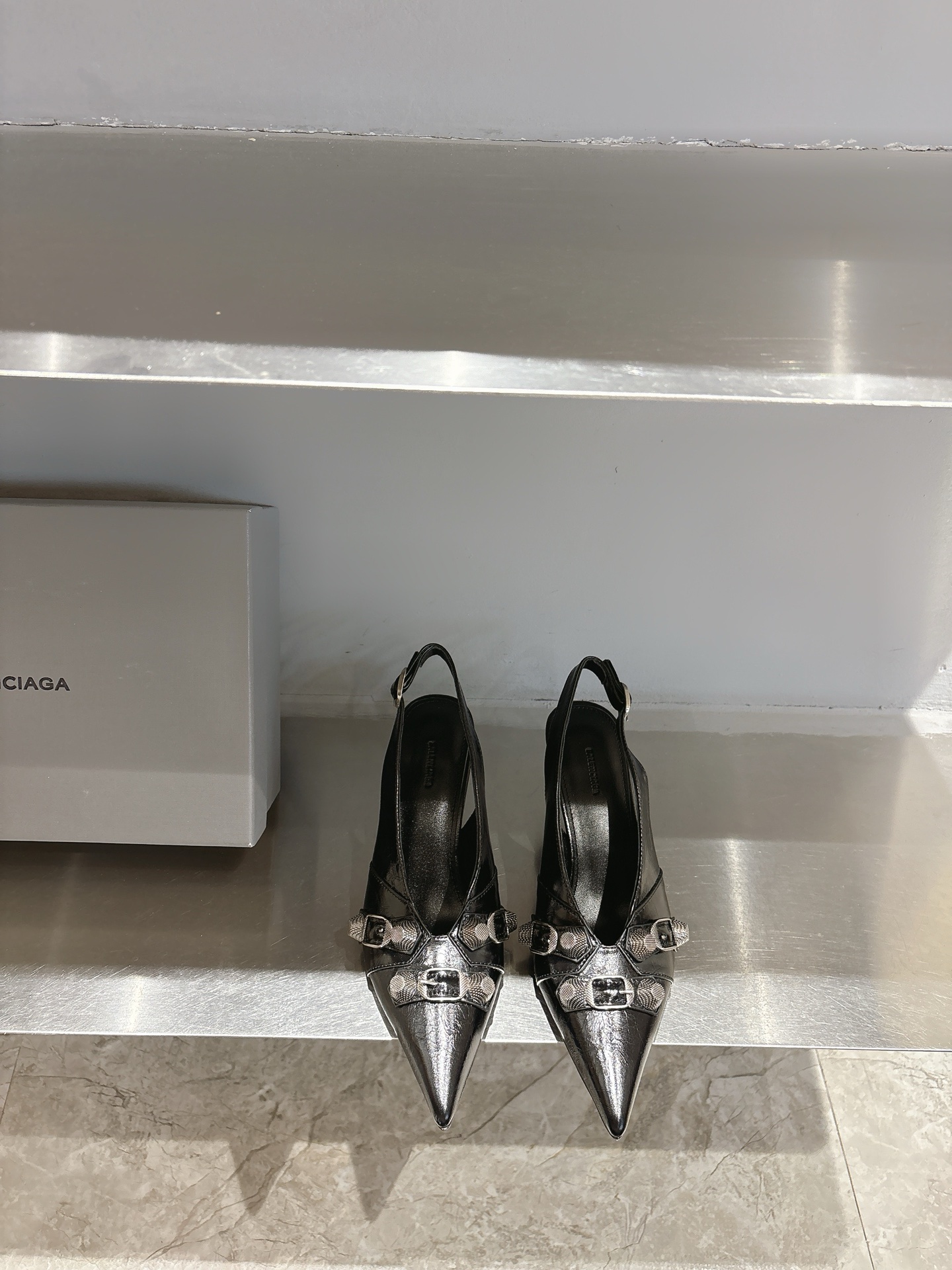 NO:264366,BALENCIA*2025 spring and summer new metal rivet flat high heel shoes!  The shoe shape of this pair of CAGOLE sandals is the rivets on the lady's slippers, and it's super punk on the street. It's so unique. The INS hottest model is made of original custom cowhide, inner foot padded sheepskin, genuine leather sole, and fully hand-locked metal rivets. All materials are consistent with the original craftsmanship and full of texture!  Size: 35-40 (40 custom made without return), sandals, balenciaga, sandals, slippers, cowhide, sheepskin, Leather soles19860909BALENCIA*2025春夏新款金属铆钉平底高跟单鞋！这双CAGOLE凉鞋鞋型是淑女拖鞋上面的铆钉又超级朋克街头简直太别致了 INS爆款 鞋面采用原版订做牛皮 内里垫脚羊皮 真皮大底 全手工锁金属铆钉打造 所有的材质与工艺原版一致 质感满满！ 码数:35-40（40 订做不退换）,凉鞋,balenciaga,sandals,slippers,cowhide,sheepskin,Leather soles,Women's Shoes