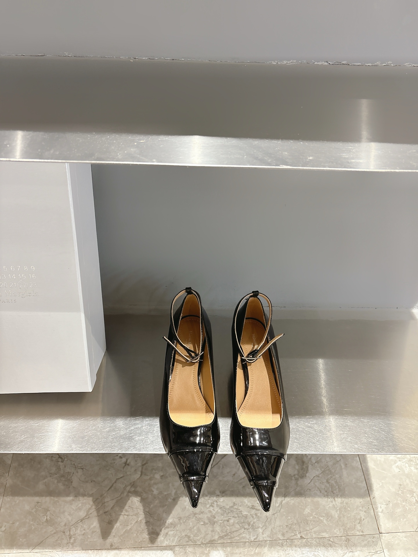 NO:264362,MaisonMargiela｜Maison MM6 Cat and Sexy Pointed New Style is coming!  It's so fragrant, beautiful, colorful and sexy goddess is coming to her face!  Fashion items that cannot be missed Simple and stylish beauty Fashion age-reducing artifact Simple and advanced design while meeting daily life Leisure and vacation versatile Zhenxin Bashi Original soft cow patent leather fabric Inner sheepskin Inner size 35-40 (40 custom made without return or exchange), single shoes, masion margiela,masion margiela,sheepskin19860909MaisonMargiela｜马吉拉 MM6 猫跟性感尖头新款火爆来袭！ 太香了,靓丽多彩性感女神扑面而来！ 不容错过的时尚单品 简单又有格调的美 时尚减龄神器 简单高级的设计 同时满足日常 休闲渡假 百搭 真心巴适  原版软牛漆皮面料 内里羊皮内里 码数35—40（40订做不退换）,单鞋,masion margiela,masion margiela,sheepskin,Women's Shoes