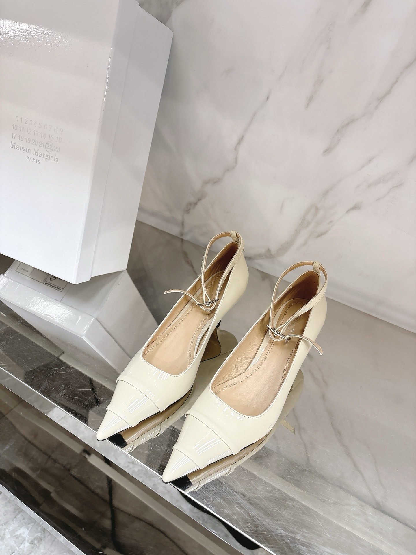 NO:251563,Maison Margiel* 2025 spring and summer new sexy kitten heel pointed toe shoes are so simple that they are fashionable, so beautiful and beautiful that they are amazing. The must-have high heels for girls are imported patent leather cowhide fabric, water-dyed cowhide inner, Italian old leather outsole size 35-39# (40# customized without return or exchange), single shoes, high heels, cowhide, Leather soles19860909Maison Margiel* 2025春夏新款性感小猫跟尖头鞋简单到极致就是时髦真的好美好美整个被惊艳到了,女生必备的高跟鞋对版进口漆皮牛皮面料,水染牛皮内里,意大利做旧真皮大底码数35-39#（40#订做不退换）,单鞋,high heels,cowhide,Leather soles,Women's Shoes