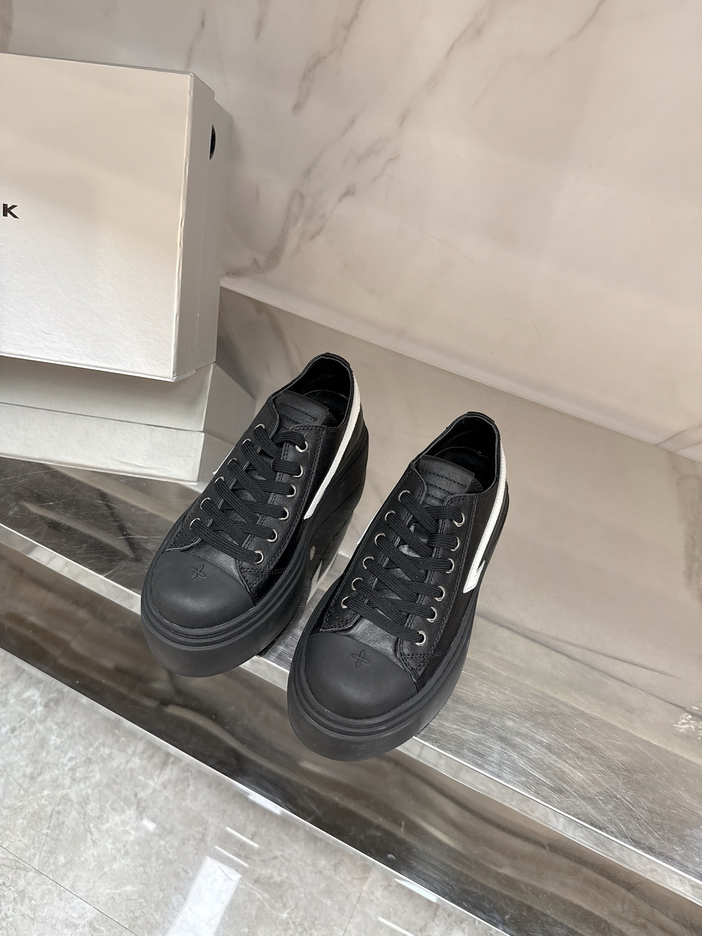 NO:251585,SMFK new thick-soled sports shoes counter out of stock, full of heart-warming texture at a glance, unrivaled and elevated on the feet, and you can enter with your eyes closed. One of the very fashionable items, many internet celebrities and celebrities wear SMFK sports shoes. The more you look, the more you look, the more you look, the more you get, the more you look, the more you get, the more you are, the more you are, the more you are, the more you are, the more you are, the more you are, the more you are, the more you are, the more you are, the more you are, the inner part of the net, the exclusive private model TPU sole, the size 35-39# (40# custom made without return and exchange) Cloth leather, casual shoes/sports shoes, sneakers, cowhide19860909SMFK 新款厚底运动鞋专柜断货王,一眼心动质感拉满,上脚无敌增高,闭眼可入,非常时髦的单品之一超多网红博主、明星都穿SMFK的运动鞋,真的是越看越上头超级百搭原版订制高密度帆布/牛皮面料,透气网内里,独家私模TPU大底,码数35-39#（40#订做不退换） 布面 皮面,休闲鞋/运动鞋,sneakers,cowhide,Women's Shoes