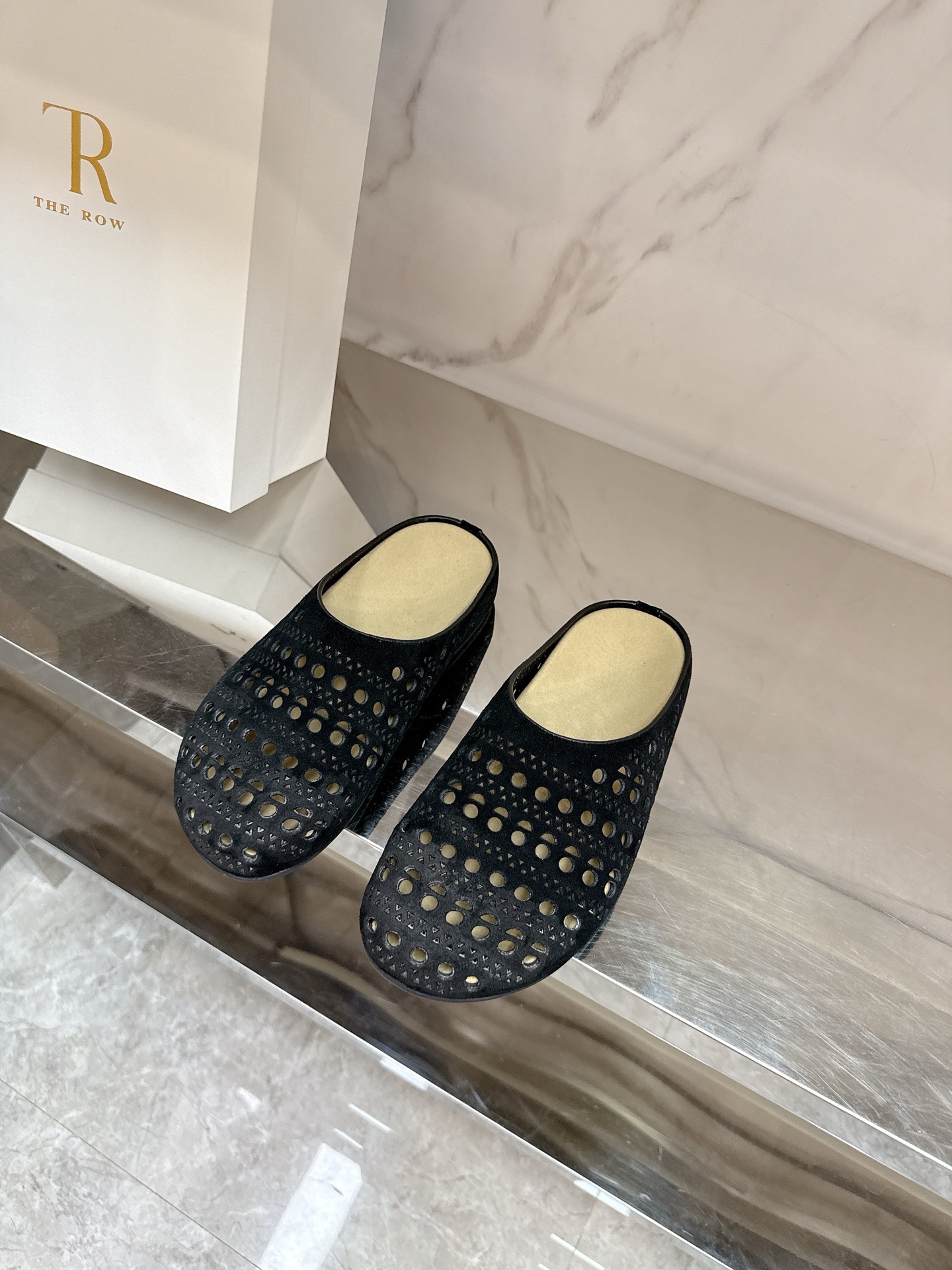 NO:251555,The row 2025 new Boken hollow slippers You can always believe the row, minimalist and retro are synonyms for them, as simple as ever, with a sense of design, simple and smooth lines, full of details, beef reverse fleece fabric, wool inner lining, private mold anti-slip rubber outsole, size 35-39# (40# customized without return or exchange), casual shoes/sports shoes, sneakers, slippers19860909The row 2025新款博肯镂空拖鞋你可以永远相信the row ,极简、复古是他们的代名词,一如既往的简单,有设计感,线条简洁流畅,细节满满对版牛反绒面料,羊毛内里,私模防滑橡胶大底,尺码35-39#（40#订做不退换）,休闲鞋/运动鞋,sneakers,slippers,Women's Shoes