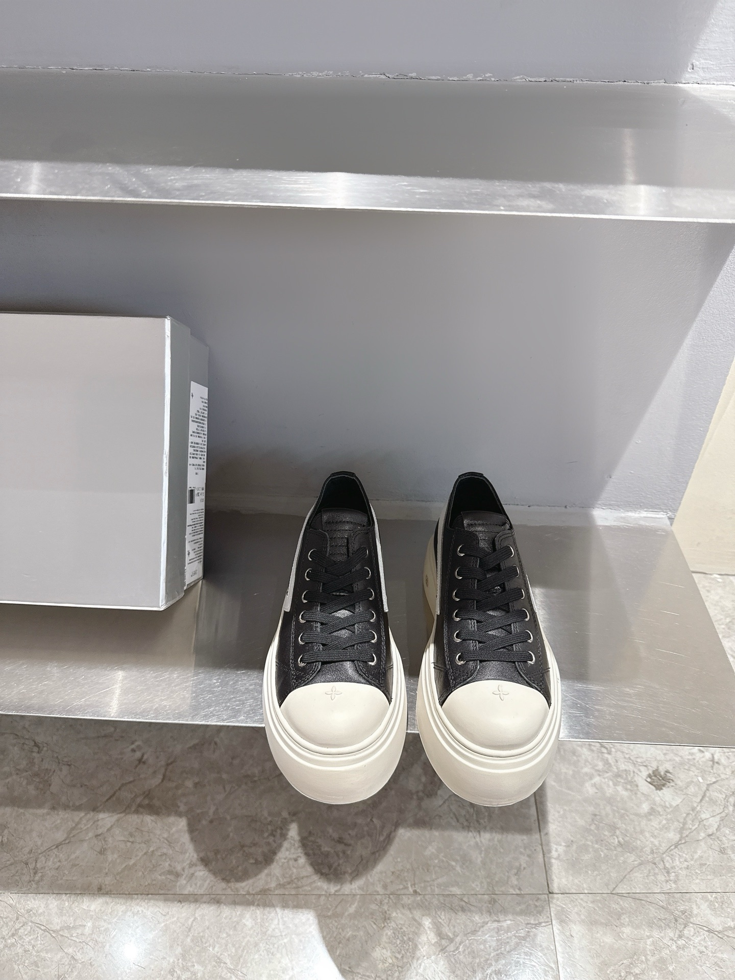 NO:264358,SMFK niche trendy brand 25ss spring and summer new cross flower big toe thick sole derby shoes retro old style ~ versatile minimalist style national trend, new work inherits many popular elements of the brand, it is bound to be very popular - canvas casual shoes Super cool Dark and versatile. Made of high-density breathable canvas, equipped with moderately comfortable thick sole, details also ensure that they are safe and easy to move. Original imported custom canvas fabric/vegetable tanned cowhide leather inner footbed imported sheepskin thick sole 5CM sole original open molded cross flower molded rubber outsole Size: 35-40 Fabric leather surface, casual shoes/sports shoes, sneakers, cowhide, sheepskin19860909SMFK 小众潮牌 25ss春夏新款 十字花 大头厚底 德比鞋 复古做旧风～ 百搭的极简风国潮,新作继承了诸多品牌制胜的流行元素,势必大热—帆布休闲鞋 超级酷 黑暗百搭 采用高密度透气帆布而成,配有高度适中的舒适厚底,细节还确保穿着稳妥不易移位 面料原版进口定制帆布面料/植鞣牛皮 内里垫脚进口羊皮 底厚5CM 鞋底原版开模十字花成型橡胶大底 码数:35-40 布面 皮面,休闲鞋/运动鞋,sneakers,cowhide,sheepskin,Women's Shoes