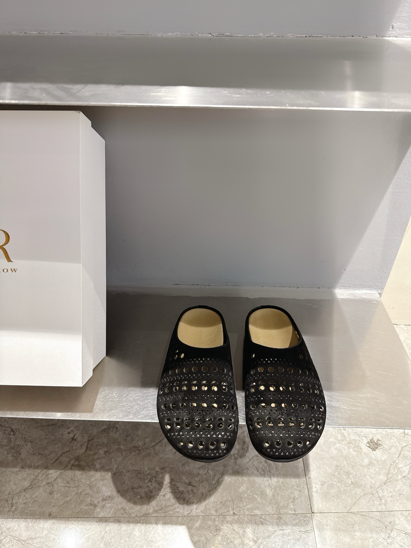 NO:264375,The ro*2025 hollow new slippers This pair is simply the dream shoes of the year. The must-enter high-end feeling of the year is radiated from the inside out. Must be in. Fabric: original cowhide inner: mixed sheepskin sole: original outsole size: 35-39 (40 customized), semi-trail, slippers, cowhide, sheepskin19860909The ro*2025镂空新款拖鞋 这双简直就是年度梦中情鞋 年度必入高级感从里到外散发了 一定要入 面料:原版牛皮 内里:混种羊皮 鞋底:原版大底 码数:35-39(40订做),半拖,slippers,cowhide,sheepskin,Women's Shoes