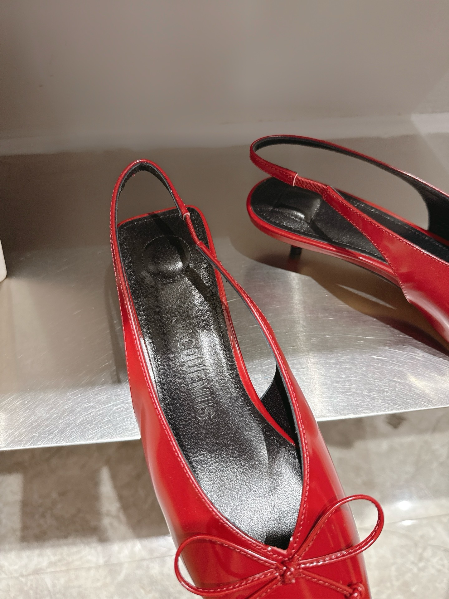 Jacquemus 25s Spring/Summer Collection: Elegant Butterfly Knot Shoes, High-Quality Materials, Perfect Fashion Set. - 图片 7