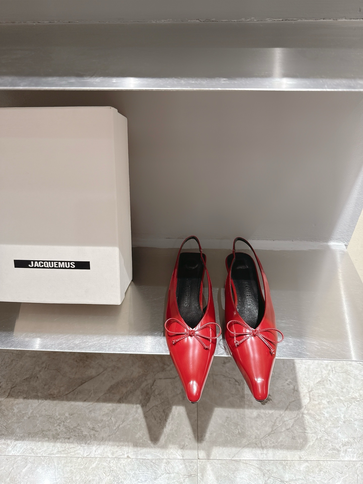 Jacquemus 25s Spring/Summer Collection: Elegant Butterfly Knot Shoes, High-Quality Materials, Perfect Fashion Set. - 图片 1