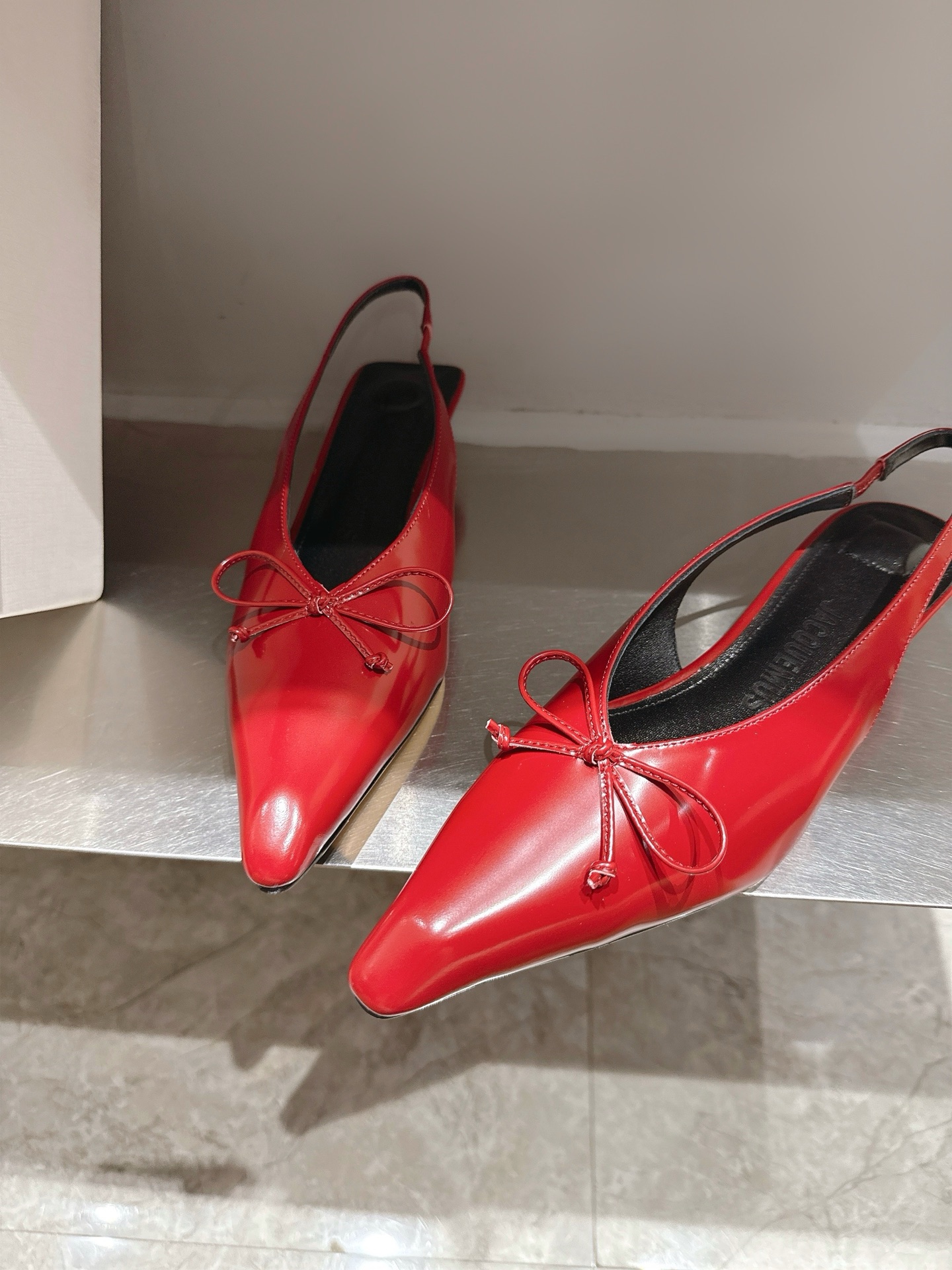 Jacquemus 25s Spring/Summer Collection: Elegant Butterfly Knot Shoes, High-Quality Materials, Perfect Fashion Set. - 图片 8