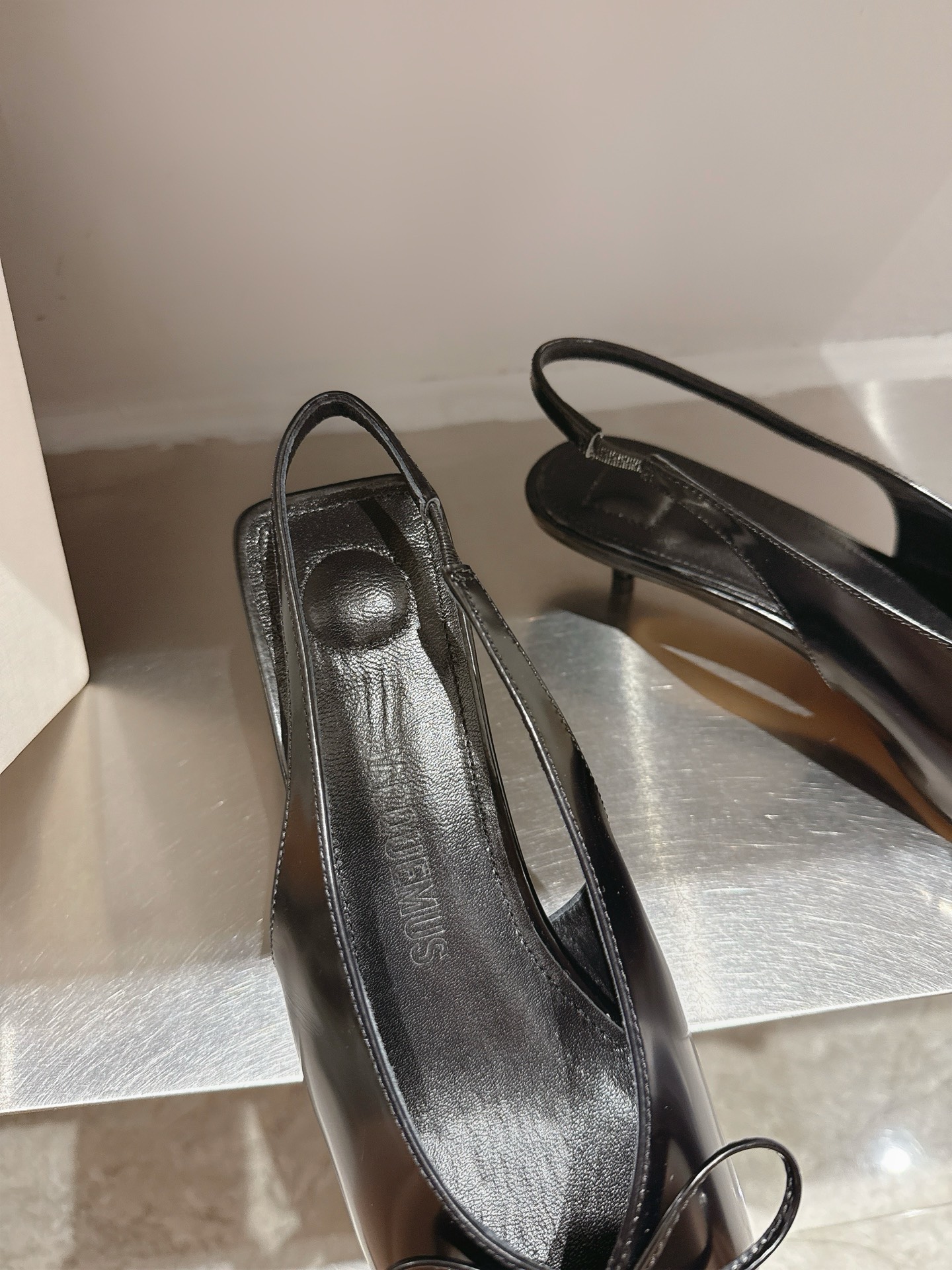Jacquemus 25s New Collection: Elegant Square-Toe Shoes with Butterfly Knots. - 图片 7