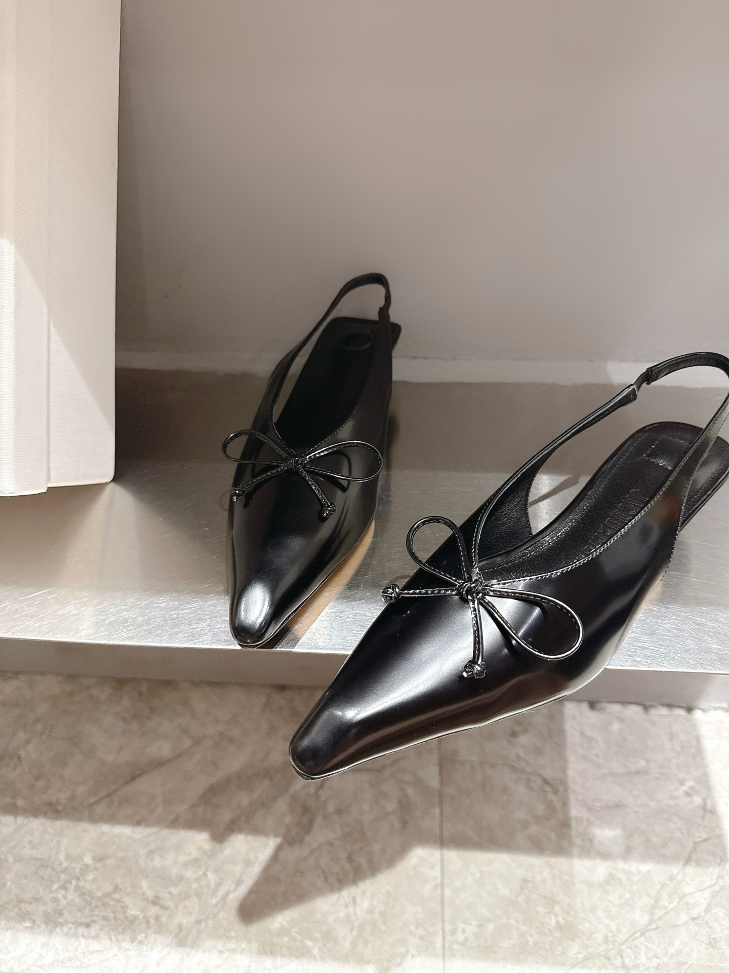 Jacquemus 25s New Collection: Elegant Square-Toe Shoes with Butterfly Knots. - 图片 8