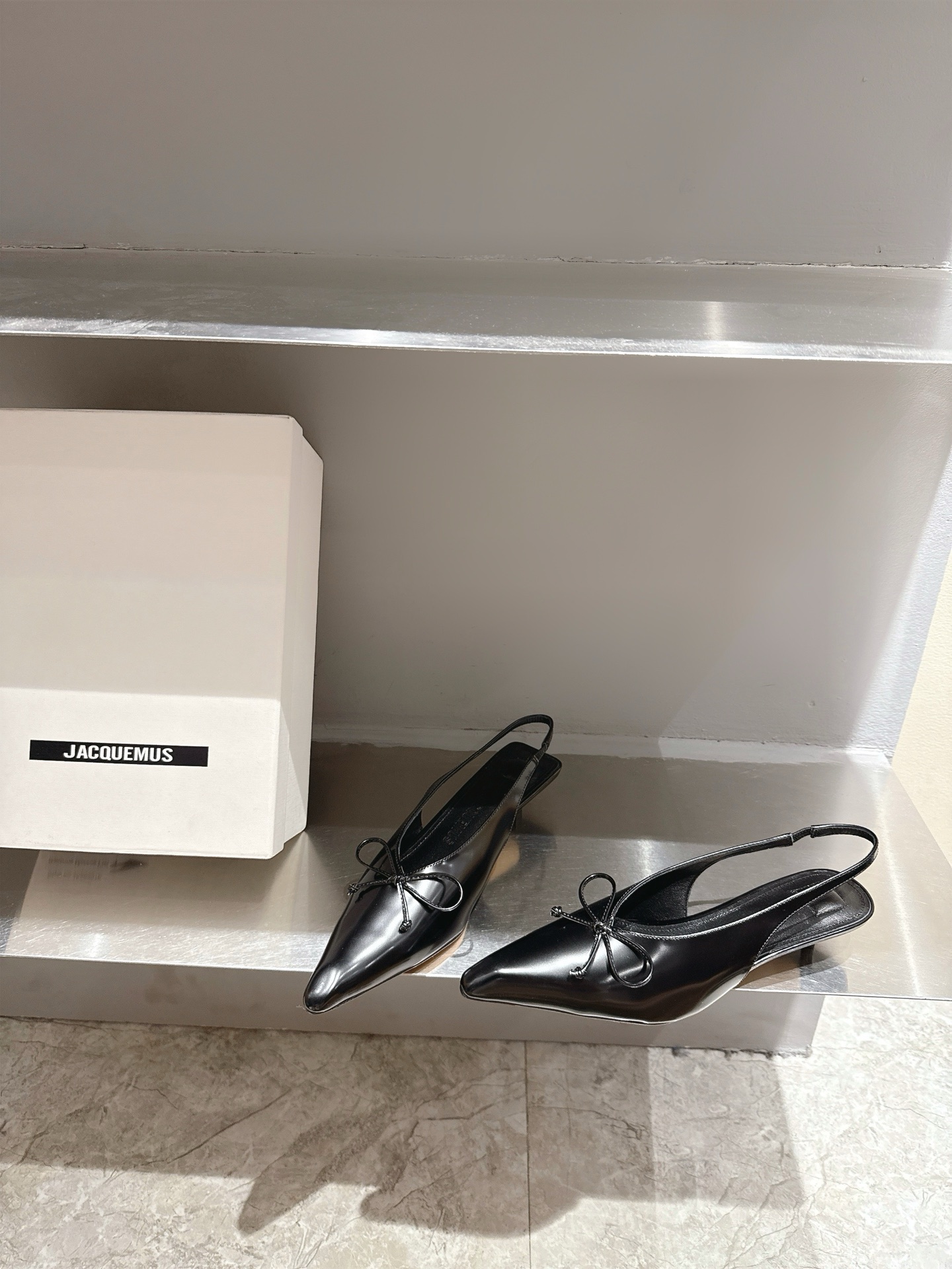 Jacquemus 25s New Collection: Elegant Square-Toe Shoes with Butterfly Knots. - 图片 3