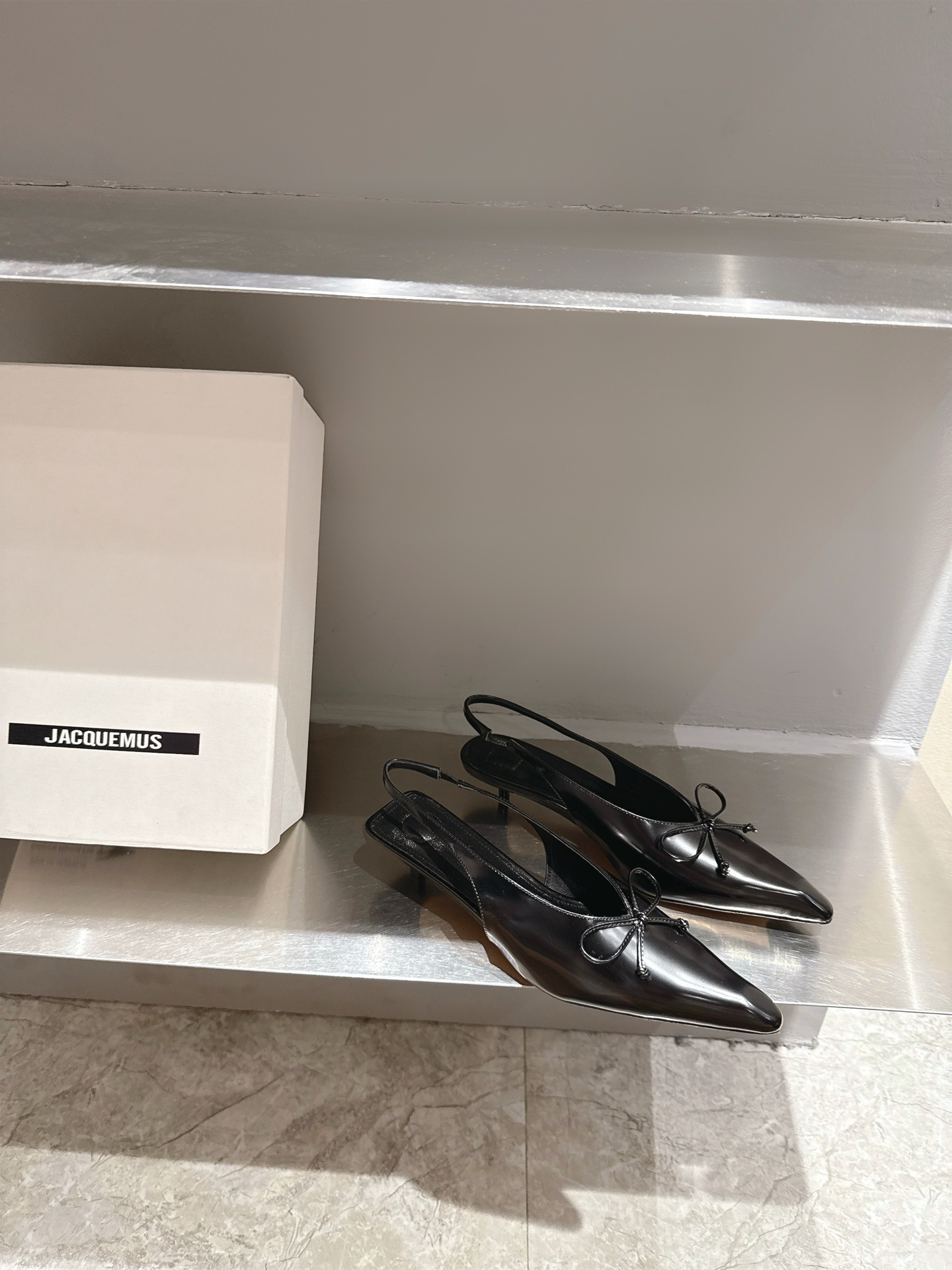 Jacquemus 25s New Collection: Elegant Square-Toe Shoes with Butterfly Knots. - 图片 4