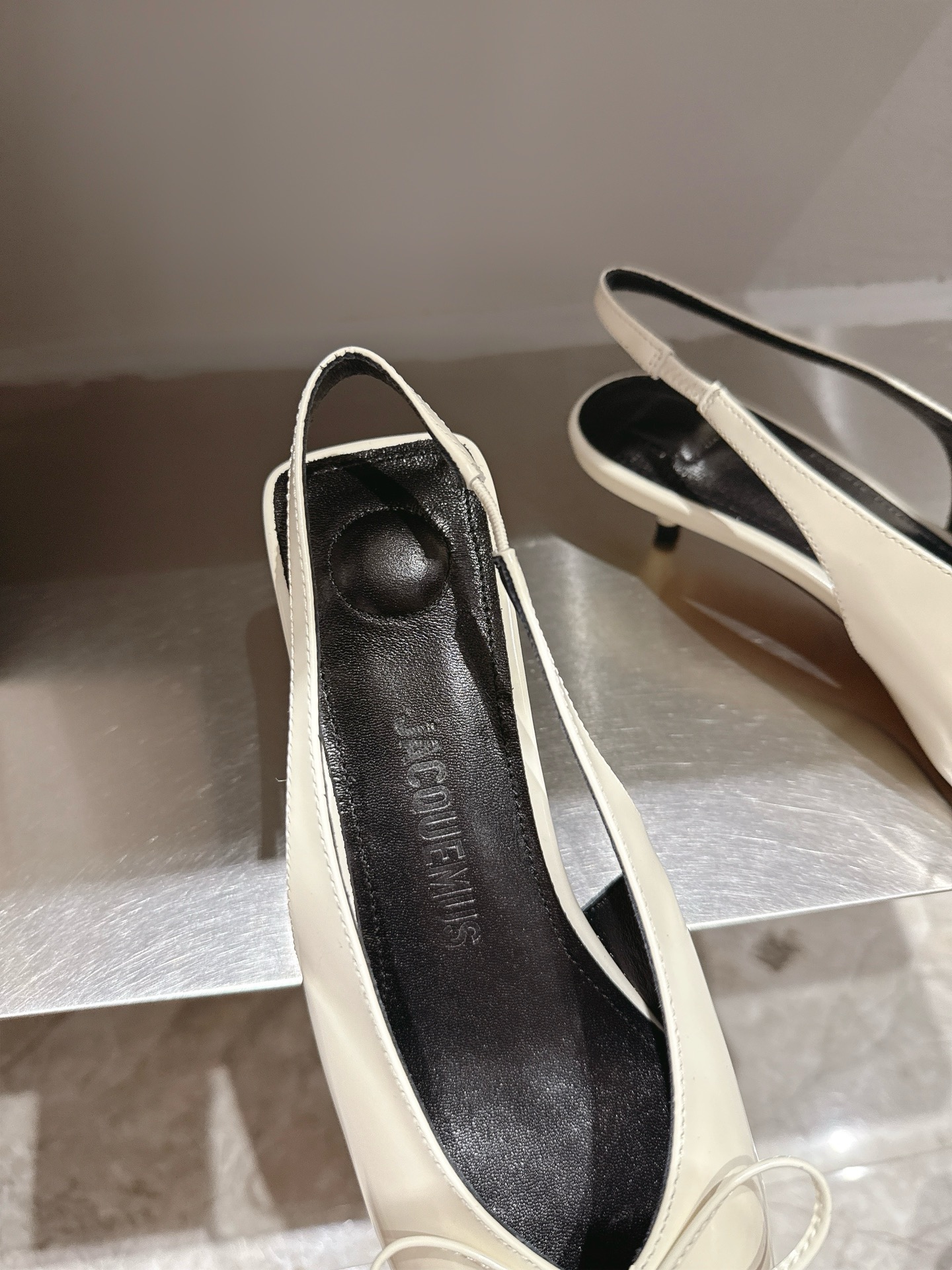 Jacquemus 25s SS21 Collection: Elegant Butterfly Knot Shoes with High-Strength Foot Lines. - 图片 7