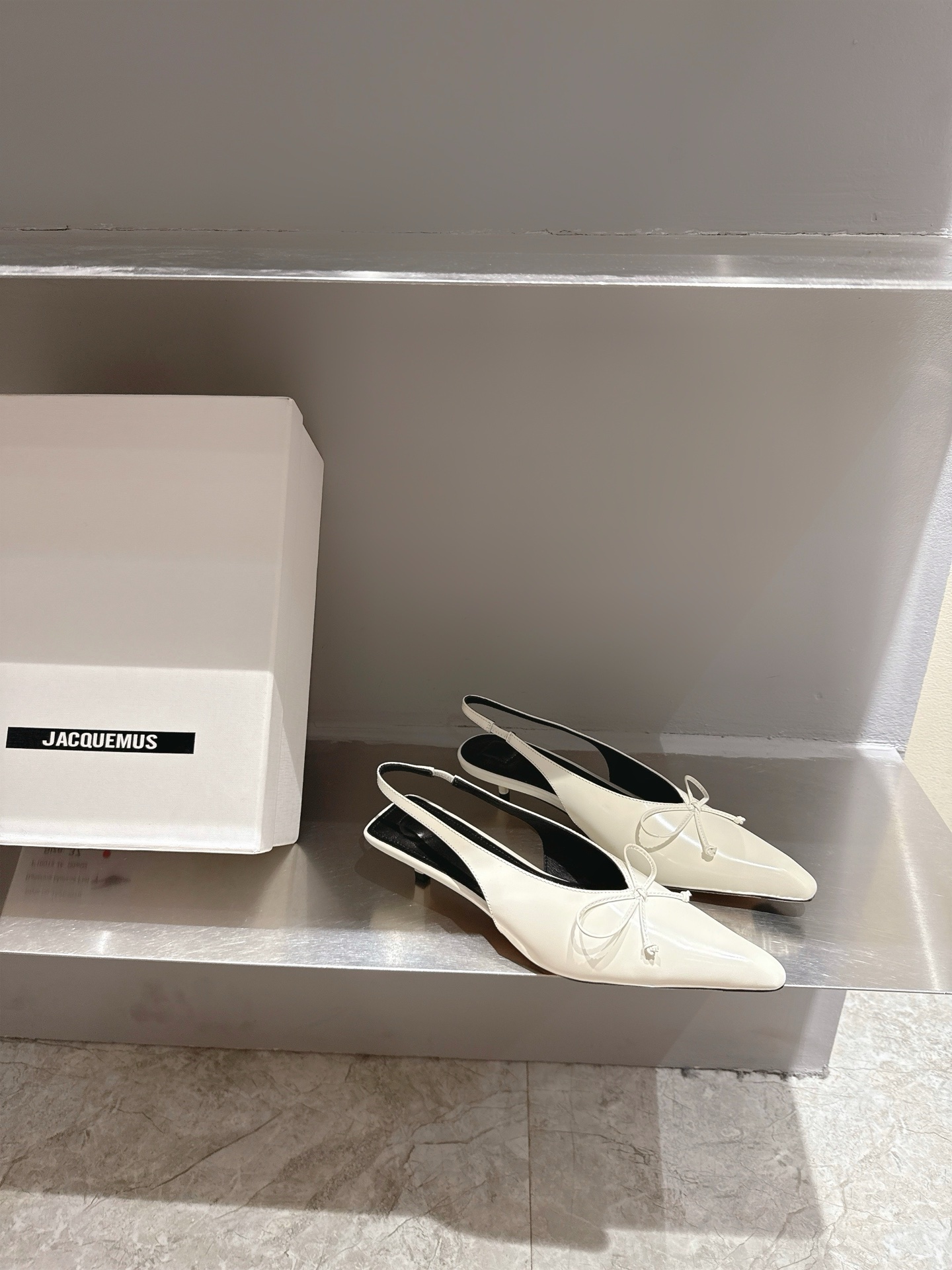 Jacquemus 25s SS21 Collection: Elegant Butterfly Knot Shoes with High-Strength Foot Lines. - 图片 4