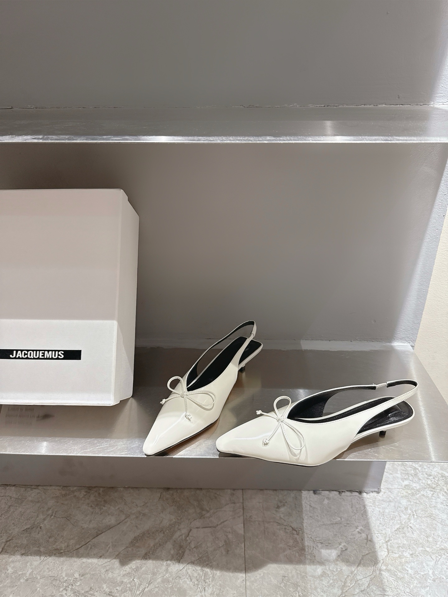 Jacquemus 25s SS21 Collection: Elegant Butterfly Knot Shoes with High-Strength Foot Lines. - 图片 3