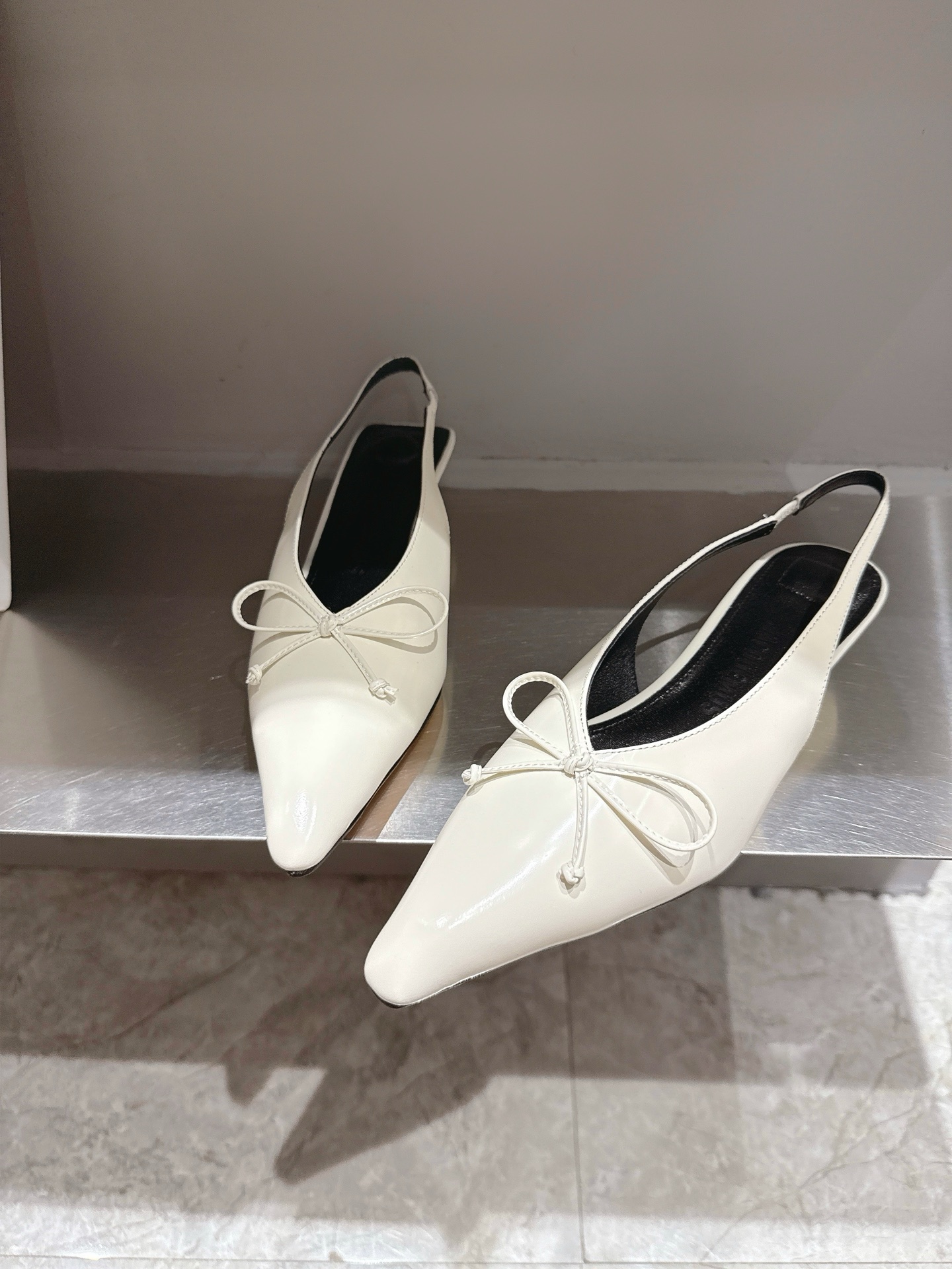 Jacquemus 25s SS21 Collection: Elegant Butterfly Knot Shoes with High-Strength Foot Lines. - 图片 8