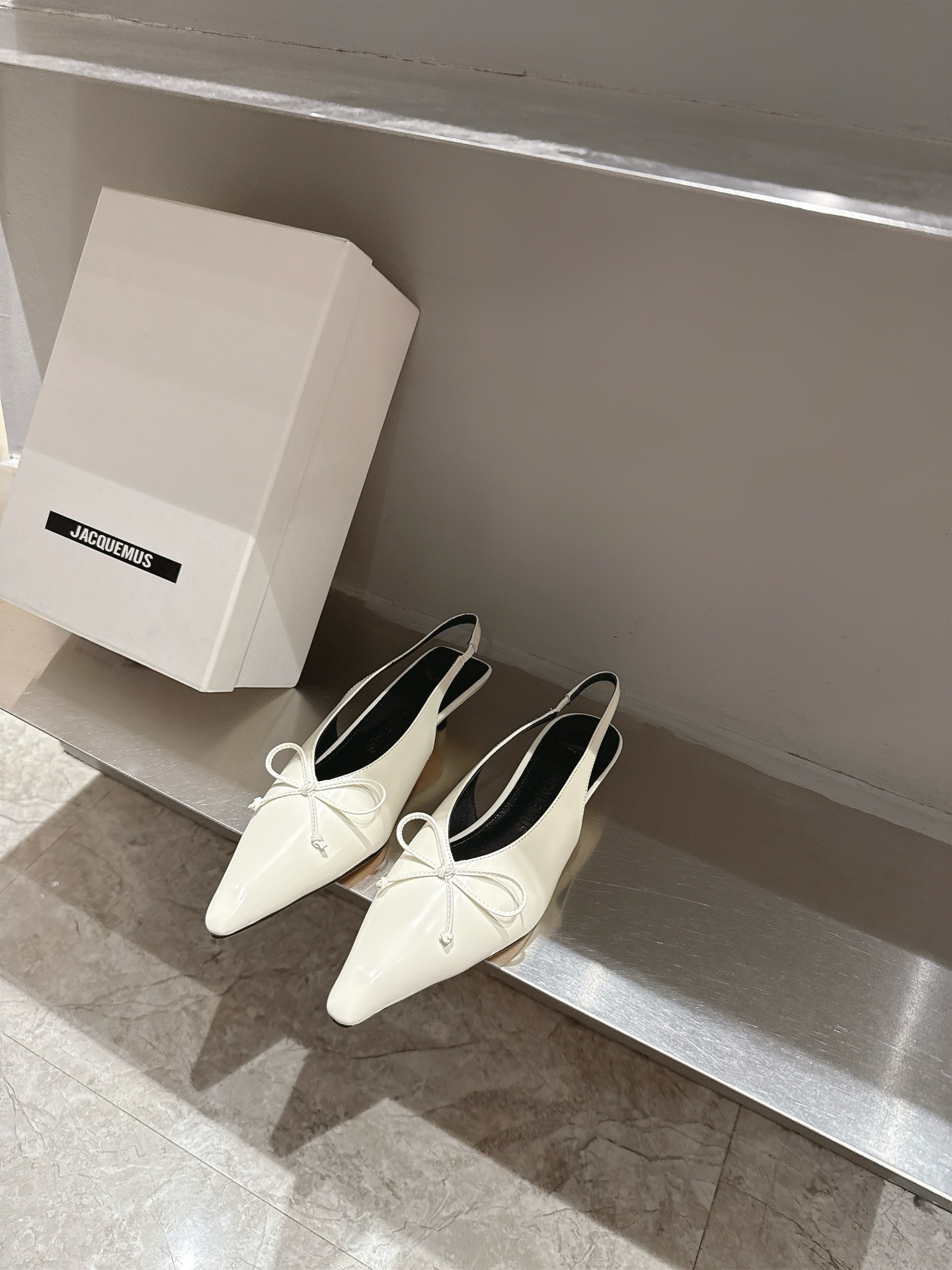 Jacquemus 25s SS21 Collection: Elegant Butterfly Knot Shoes with High-Strength Foot Lines. - 图片 6