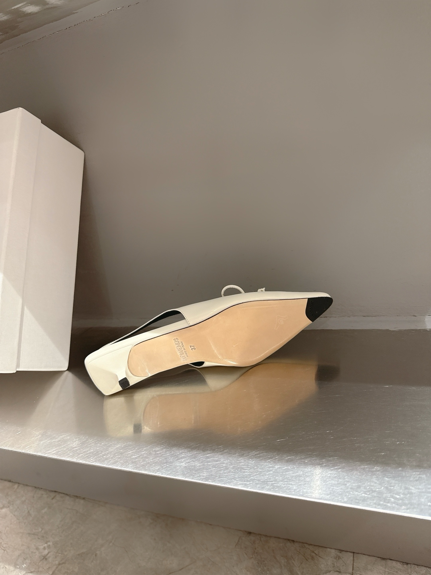 Jacquemus 25s SS21 Collection: Elegant Butterfly Knot Shoes with High-Strength Foot Lines. - 图片 9