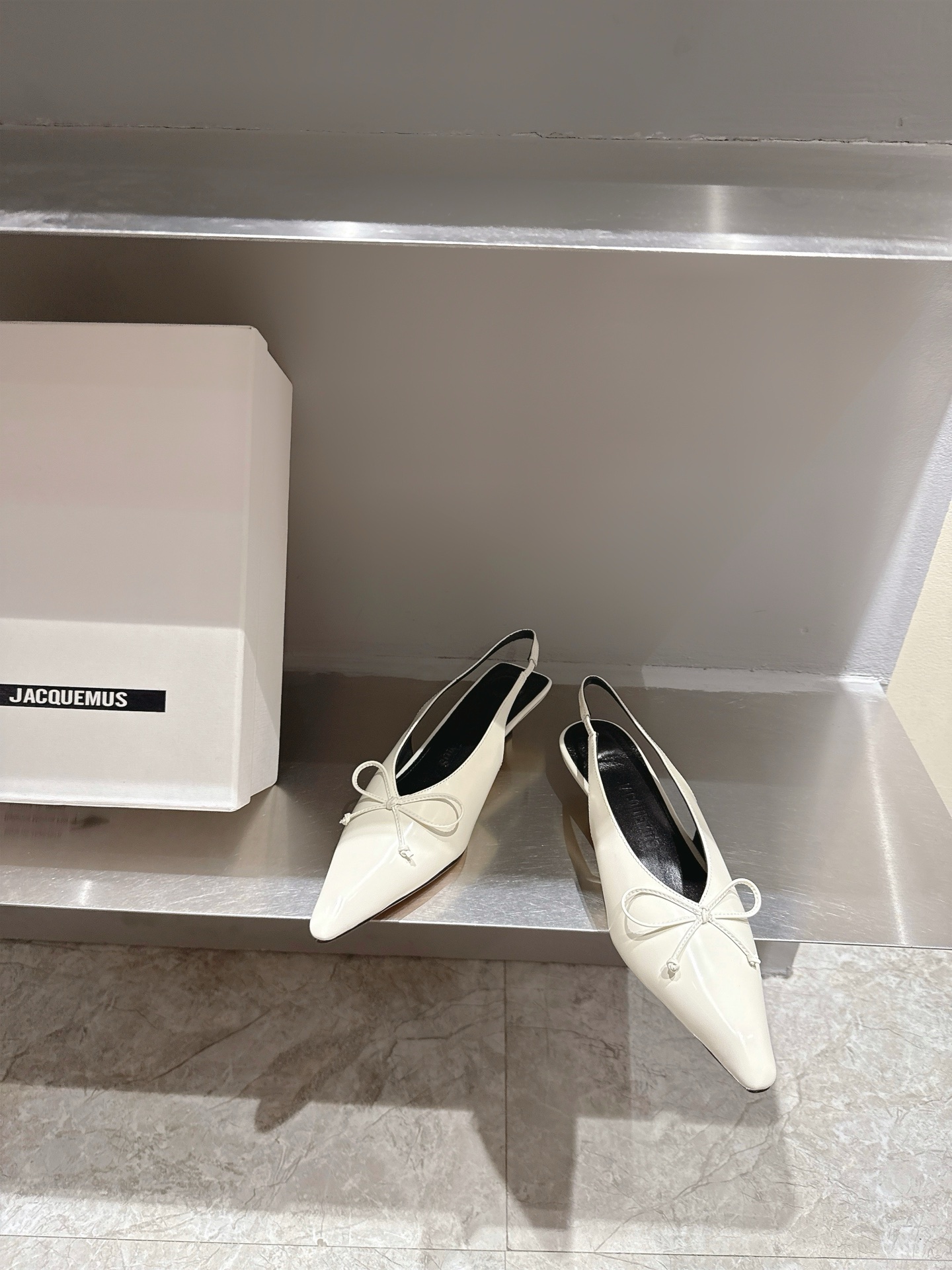 Jacquemus 25s SS21 Collection: Elegant Butterfly Knot Shoes with High-Strength Foot Lines. - 图片 2