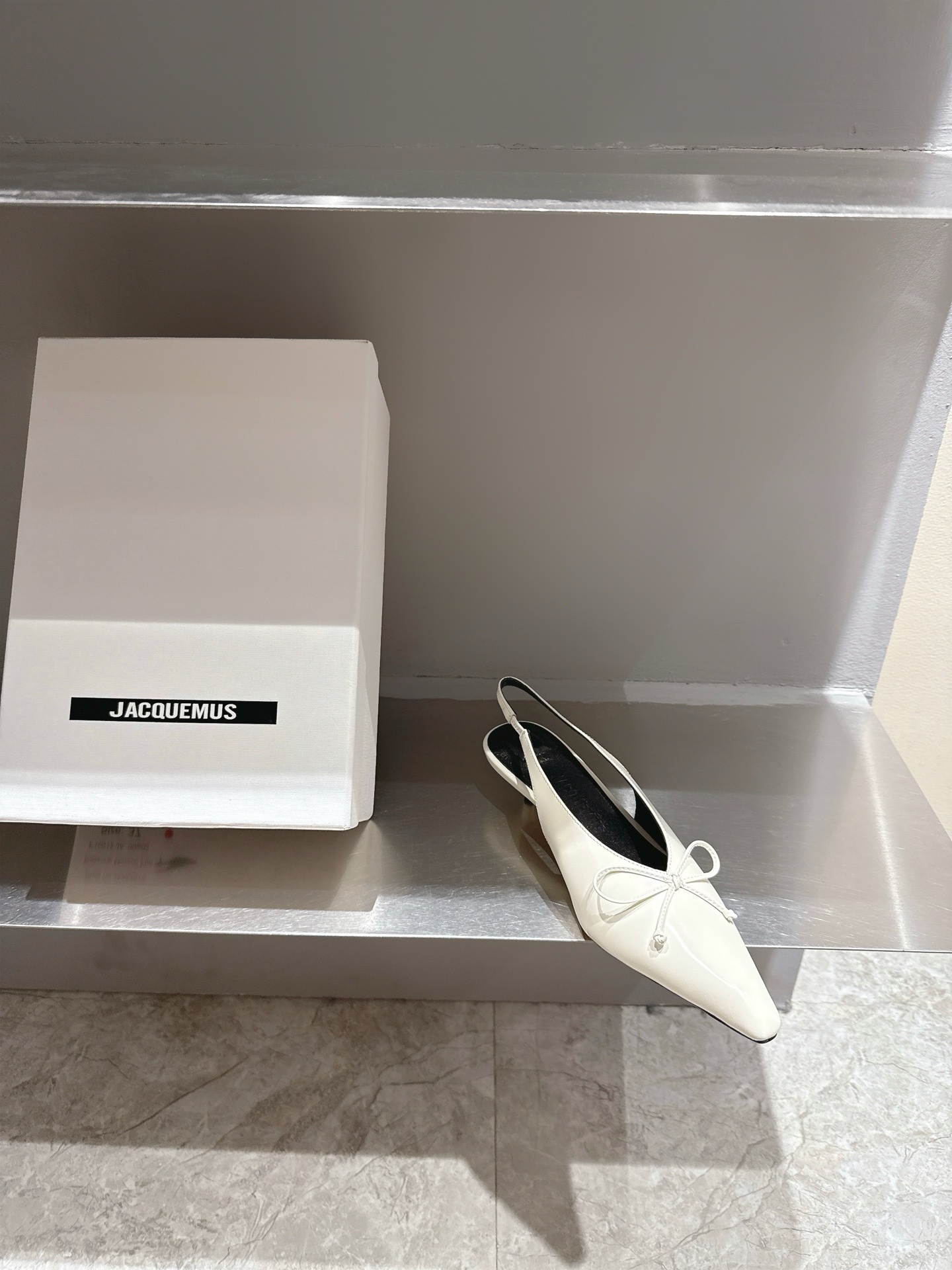 Jacquemus 25s SS21 Collection: Elegant Butterfly Knot Shoes with High-Strength Foot Lines. - 图片 5