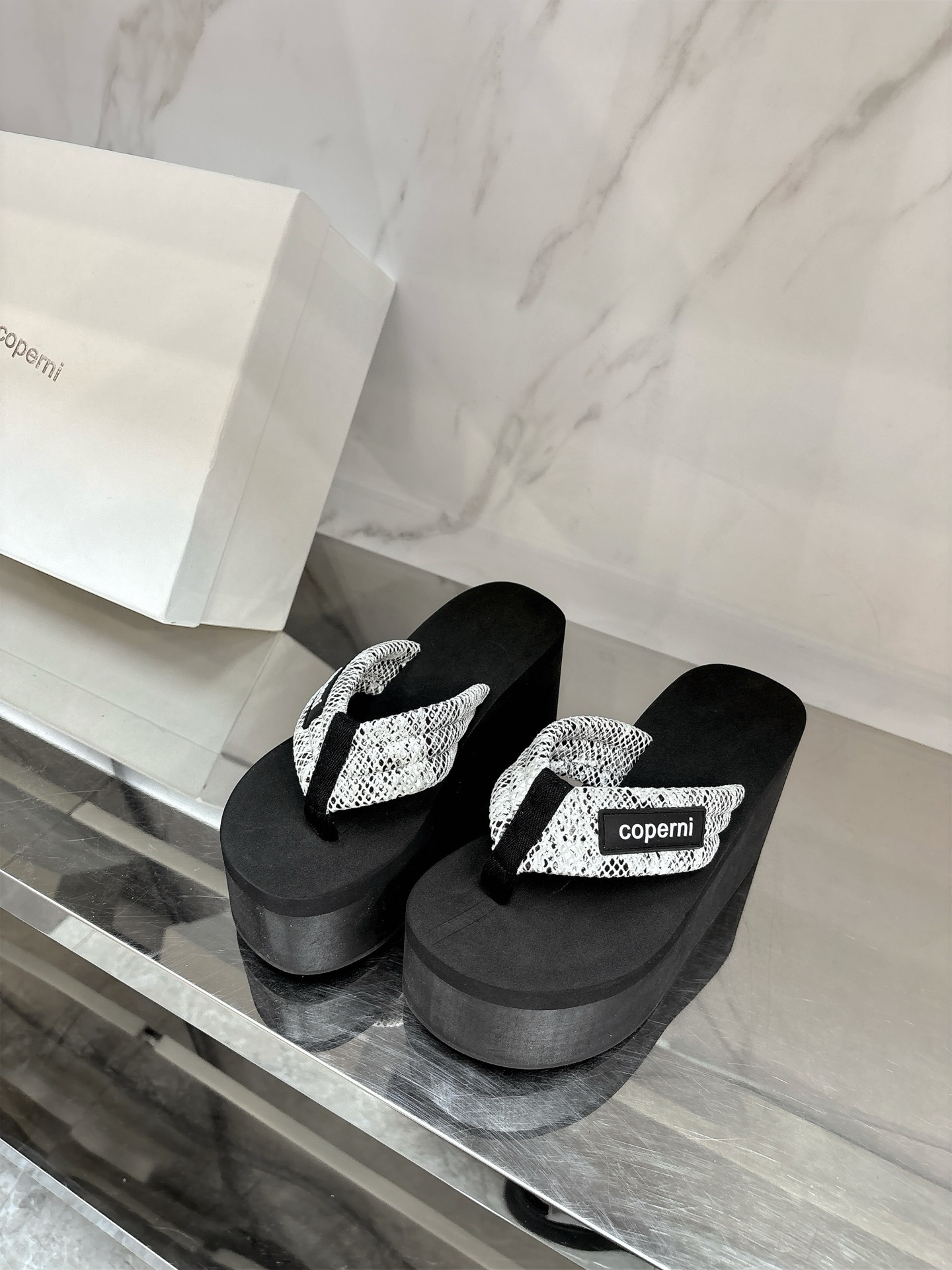 NO:239767,Coperni 2025 spring and summer new thick-soled flip flops Coperni height-enhancing artifact is simply the pinnacle of summer fashion, versatile and practical, super good pair of wash denim/high-order technology fabric, private model EVA outsole, size 35-39# (40# customized, no return or exchange), split-toe shoes, slippers19860909coperni2025春夏新款厚底人字拖鞋coperni增高神器简直是夏天的时髦巅峰,百搭又实穿脚感超级棒对版水洗牛仔布/高订科技布面料,私模EVA大底,码数35-39#（40#订做不退换）,分趾鞋,slippers,Women's Shoes