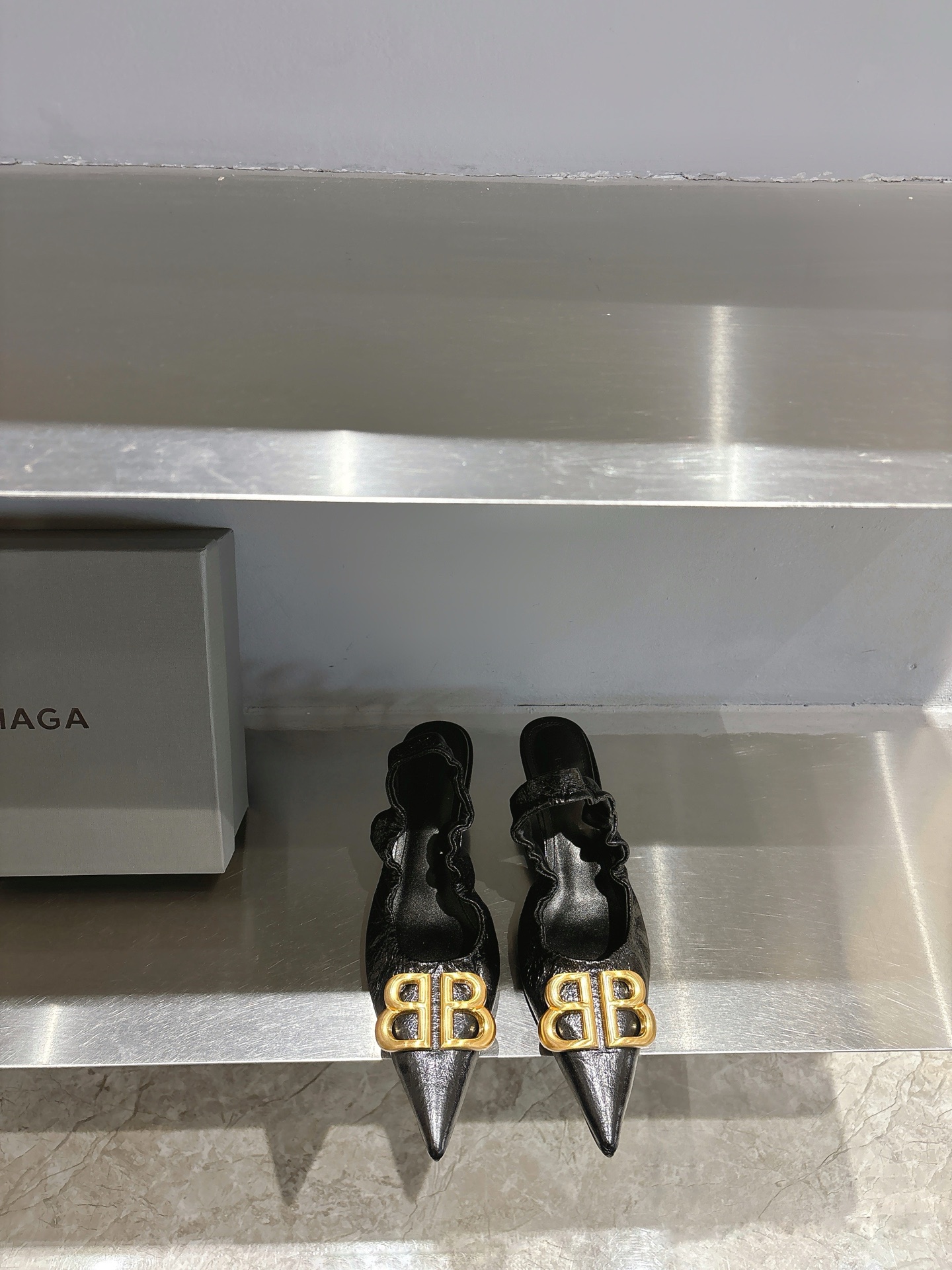 NO:264367,Balenciag* 25s spring and summer new style, double B-button pointed toe, sandals, single shoes, high heels. The high heels from Balenciag are very good at grasping women's hearts!  It's so beautiful!  The feet are shining brightly!  And it's very versatile!  This year's new models start to appear in bright and bright colors!  I also hope that women are bright!  !  Imported butter leather, Neli sheep li, Italian imported leather, sandals, 4.5cm, Size: 35-42, Sandals, balenciaga, balenciaga, sandals, high heels, Leather soles19860909Balenciag* 25s春夏新款 双B 扣尖头 凉鞋 单鞋 高跟鞋 巴黎世家出的高跟鞋都很会拿捏女人心！简直美呆了！ 上脚熠熠生辉！而且也很百搭！今年的新款开始出现明亮鲜艳的颜色！也希望女性都明媚！！ 材质进口牛油皮 内里羊里 大底意大利进口真皮大底 凉鞋4.5cm  码数:35-42,凉鞋,balenciaga,balenciaga,sandals,high heels,Leather soles,Women's Shoes