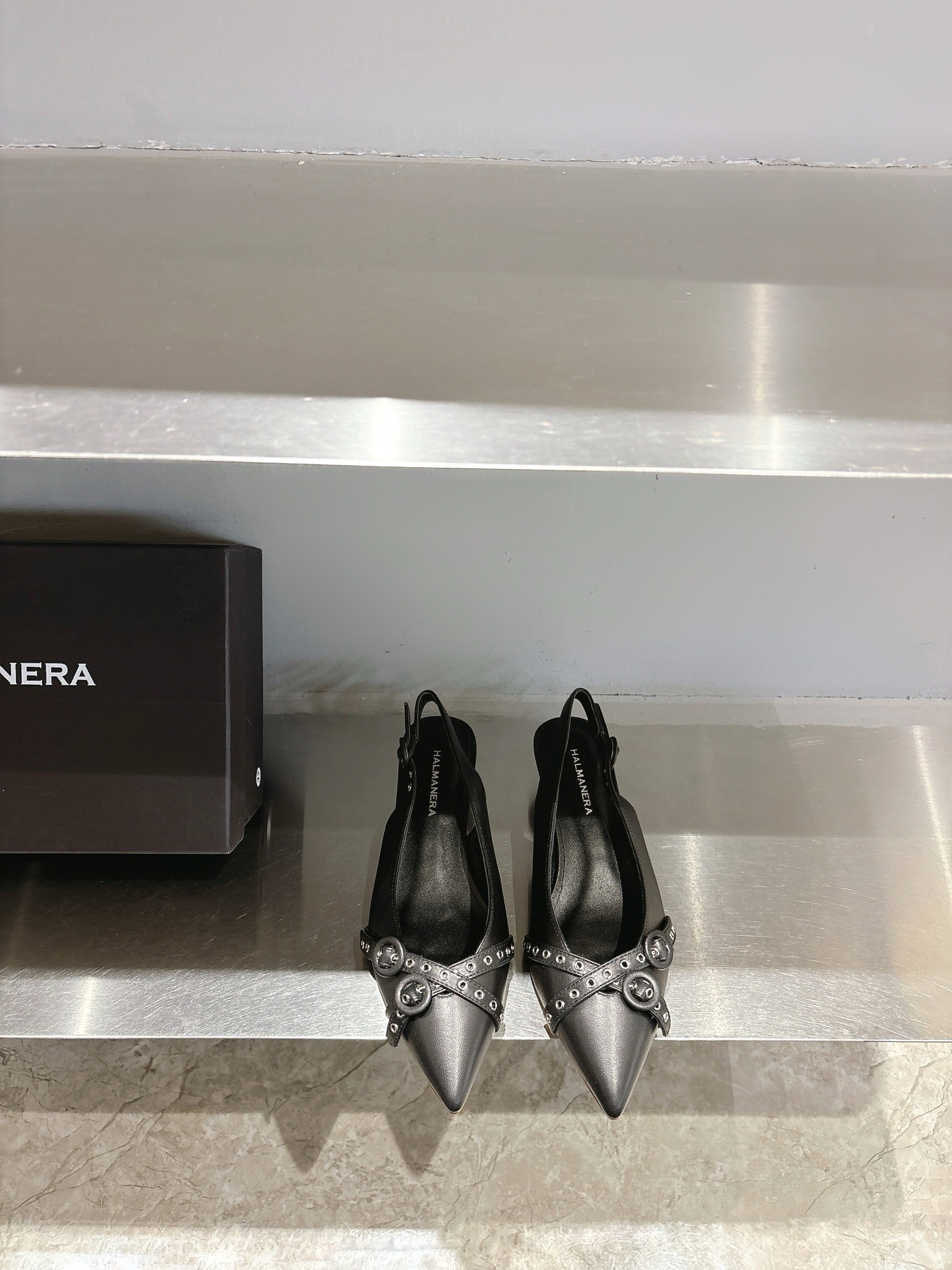 NO:264369,HALMANERA Purchase Grade Single shoes that can be worn all year round are here, a pair of four-season shoes that are Fengshen. Simple and retro design. The upper material is imported cowhide. Inner cowhide. Size: 35-40 (40 custom made without return or exchange), sandals, sandals, cowhide19860909HALMANERA 代购级 一年四季都可以穿的单鞋来了,一双封神的四季鞋 简约复古设计 鞋面材质为进口牛皮 内里牛皮里 码数:35-40（40 定制不退换）,凉鞋,sandals,cowhide,Women's Shoes