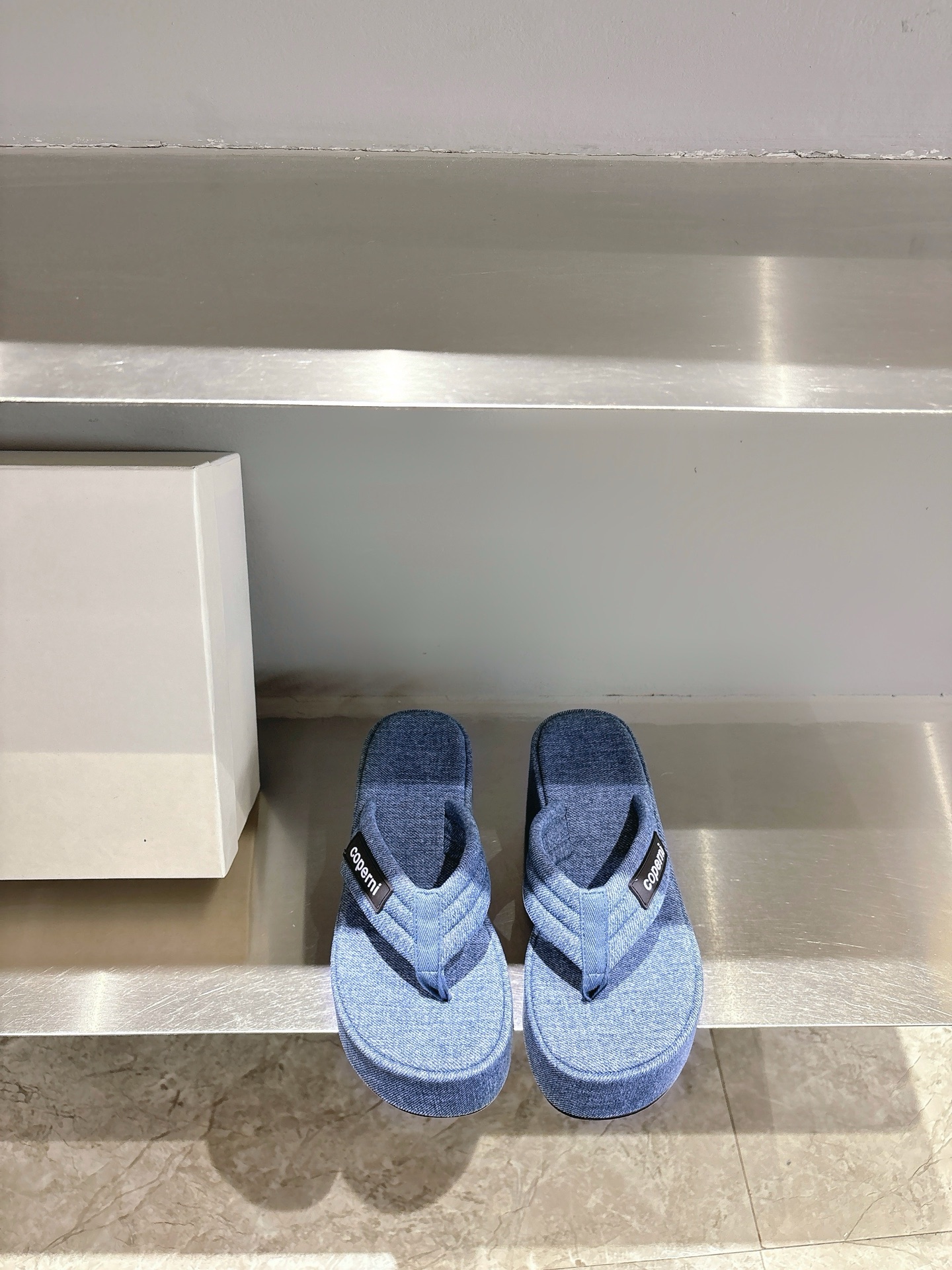 NO:264363,Coperni 2025/aw Thick-soled fashionable flip flops, a pair of the same style as major internet celebrities. This pair must be included!  Two pairs of original version purchased and developed. It was done very well. Original custom-made exclusive fabric/combination sole. On sale in stock 35-40., split-toe shoes19860909Coperni 2025/aw 厚底时髦人字拖 各大网红同款的一双 这双必须入 ！ 两双原版购入开发 做的太好了 原版定制独家面料/组合大底 现货发售 35-40 .,分趾鞋,Women's Shoes