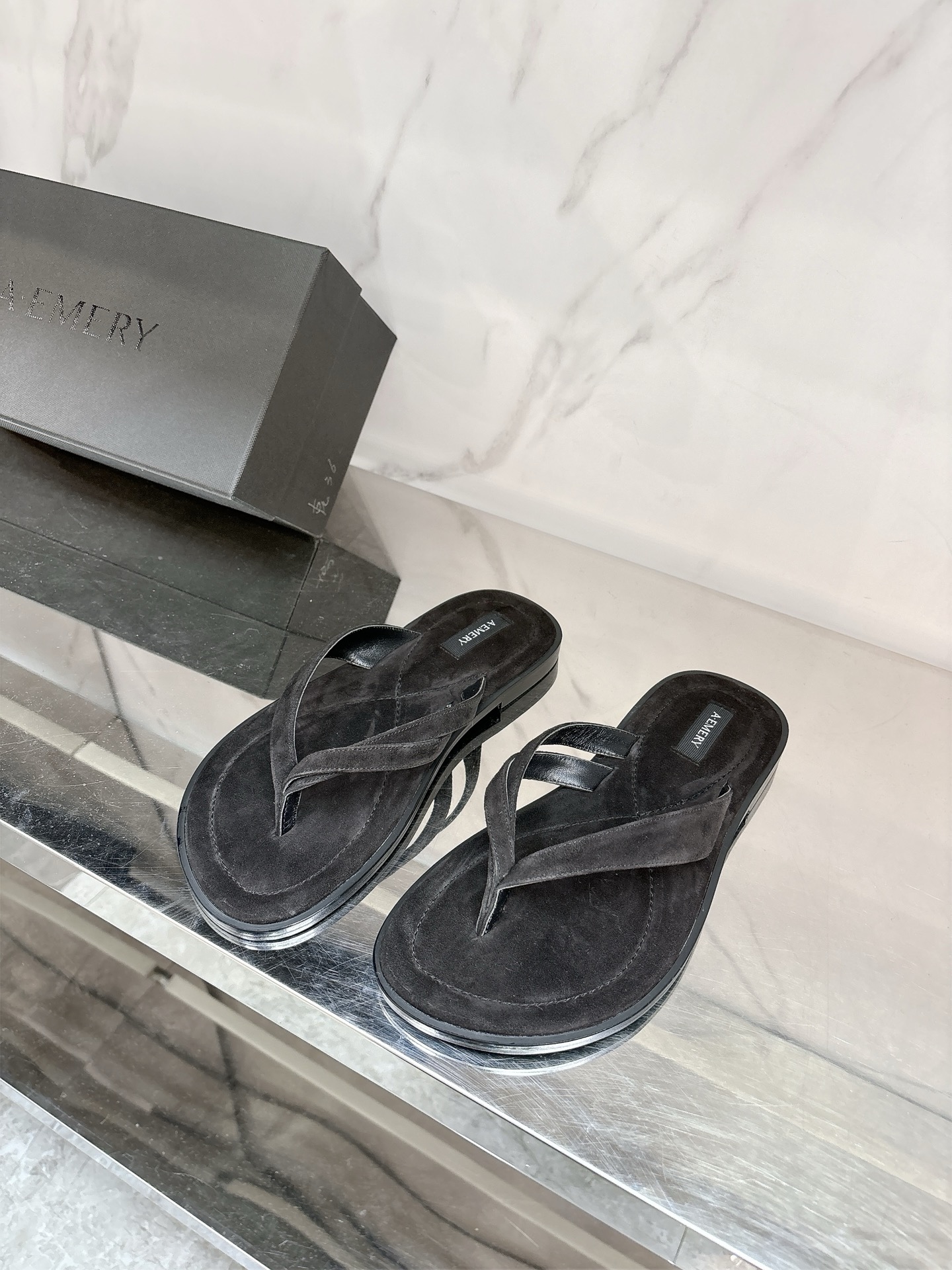 NO:260680,A.EMERY25 new beach slippers~ The smooth lines and minimalist geometric contours of niche brands from Australia have a beauty beyond the season. When worn, it is good to wear Gao Mercury Yangjing fabric, Yangjing footbed, private molding original outsole, size 35-39# (40# custom made without return), split-toe shoes, slippers, sheep19860909A.EMERY25新款沙滩拖鞋～来自澳洲的小众品牌流畅的线条和极简的几何轮廓具有超越季节的美感,穿上就对味对版高丝光羊京面料,羊京垫脚,私模对版原版大底,码数35-39#（40#订做不退换）,分趾鞋,slippers,sheep,Women's Shoes