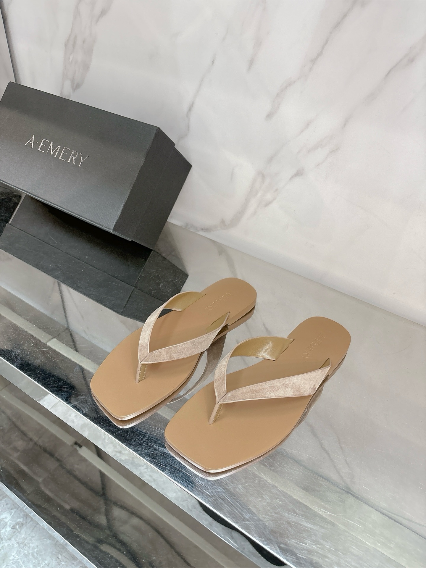 NO:260676,A.EMERY25 new beach slippers~ The smooth lines and minimalist geometric contours from Australia have a beautiful appearance beyond the season. When worn, it is ok to wear cowhide fabric, sheepskin inner lining, private mold to the original outsole, size 35-39# (40# custom made without return or exchange), split-toe shoes, slippers, cowhide, sheepskin19860909A.EMERY25新款沙滩拖鞋～来自澳洲的小众品牌流畅的线条和极简的几何轮廓具有超越季节的美感,穿上就对味对版牛皮面料,羊皮内里,私模对版原版大底,码数35-39#（40#订做不退换）,分趾鞋,slippers,cowhide,sheepskin,Women's Shoes